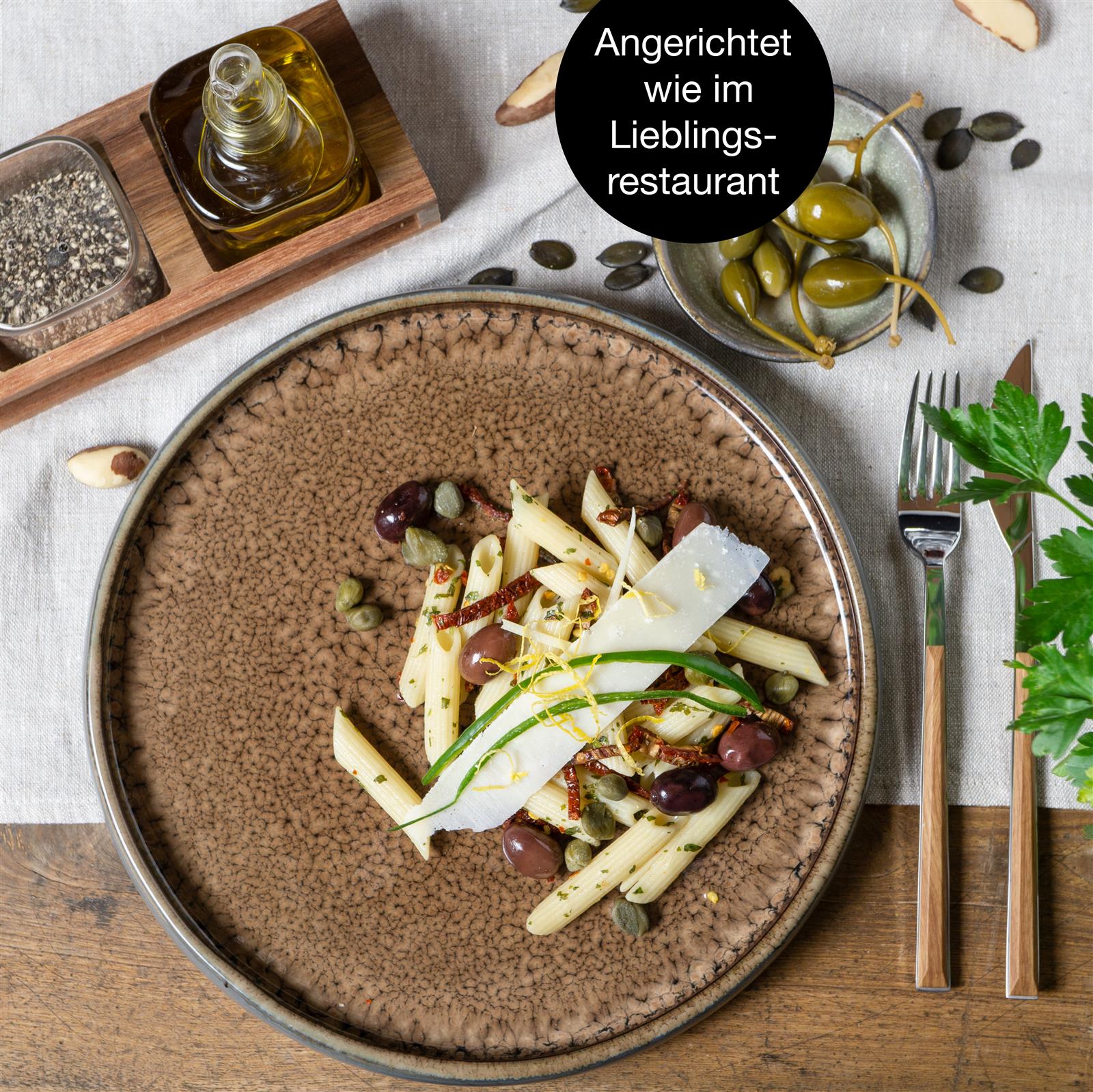 Geschirrset in Beige – 12-teiliges Keramik Set mit Tellern und Schalen Beigefarbenes Geschirrset aus Keramik, bestehend aus Tellern, Schalen und Tassen, einheitlich gestaltet mit matter Oberfläche und abgerundeten Formen, symmetrisch auf einem hellen Untergrund arrangiert.