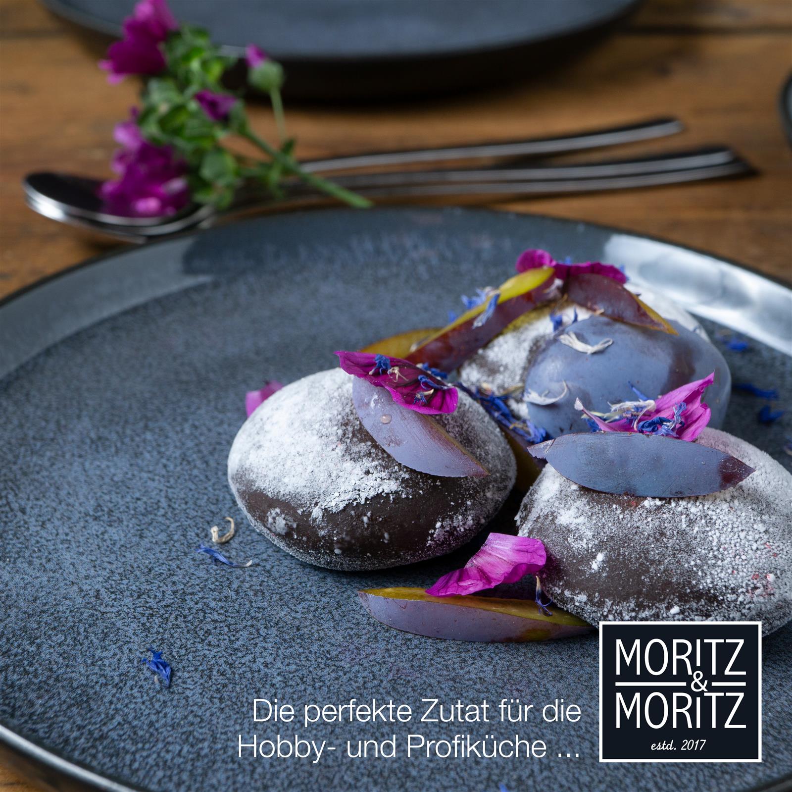 Tellerset in Blau, Sechs blaue Gourmet-Salatteller aus Glas, in zwei Reihen angeordnet, mit Design und leicht gewölbtem Rand