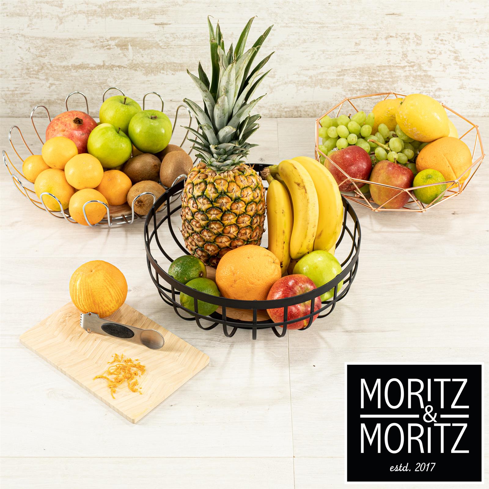 Küchenmaschine mit verschiedenen Aufsätzen und Zubehörteilen aus Edelstahl und Kunststoff auf weißem Hintergrund