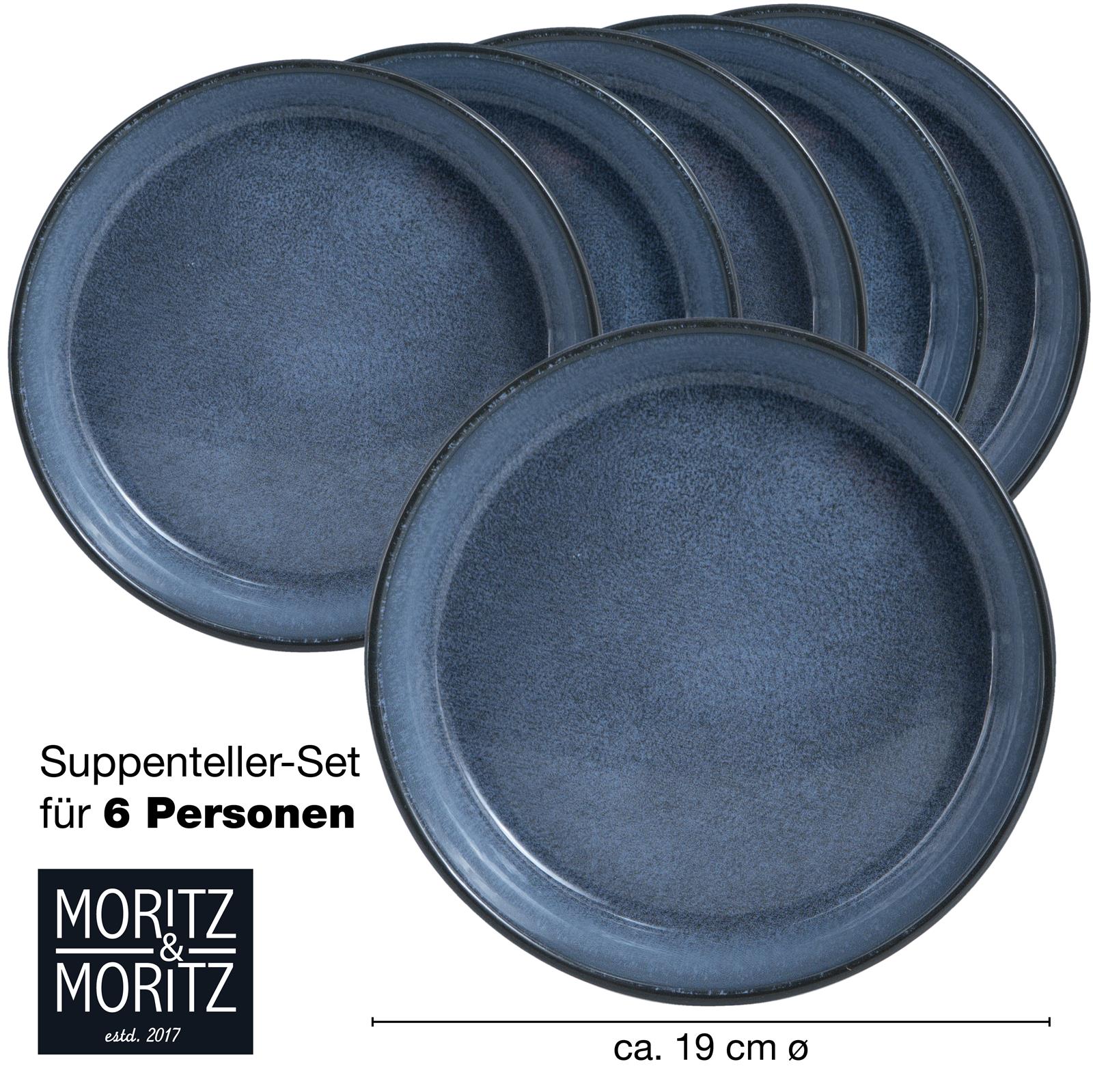 Tellerset in Blau, Sechs blaue Gourmet-Suppenteller aus Keramik in Design, dekorativ auf einem Holztisch arrangiert