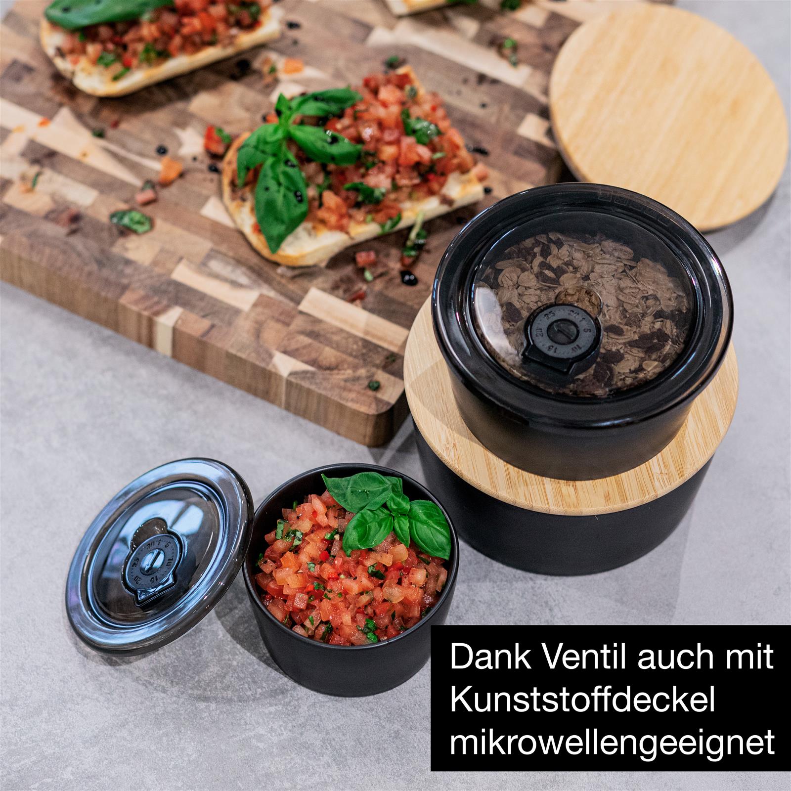 Zwei runde, ineinander gestapelte Porzellanschüsseln in mattem Schwarz auf einem hellen Untergrund, Design