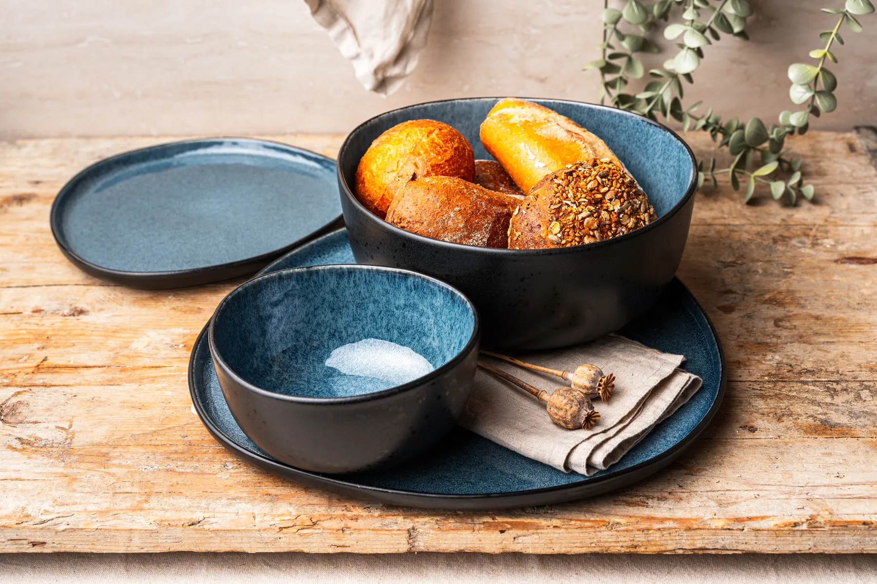 ORGANIC Geschirr in Blau mit Brötchen in der Schale, Teller und Becher auf Holz