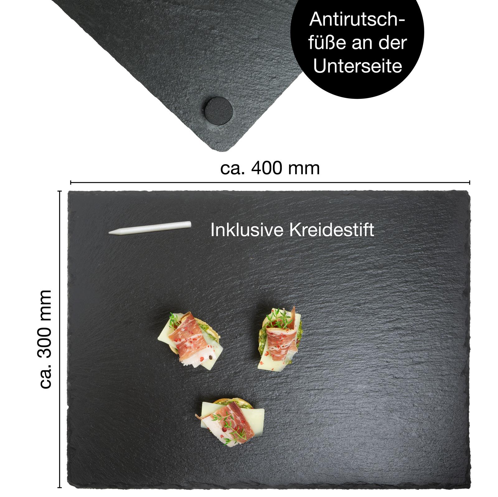 Zwei dunkelrote Rindersteaks mit sichtbarer Marmorierung liegen roh auf braunem, Schneidebrett aus Holz