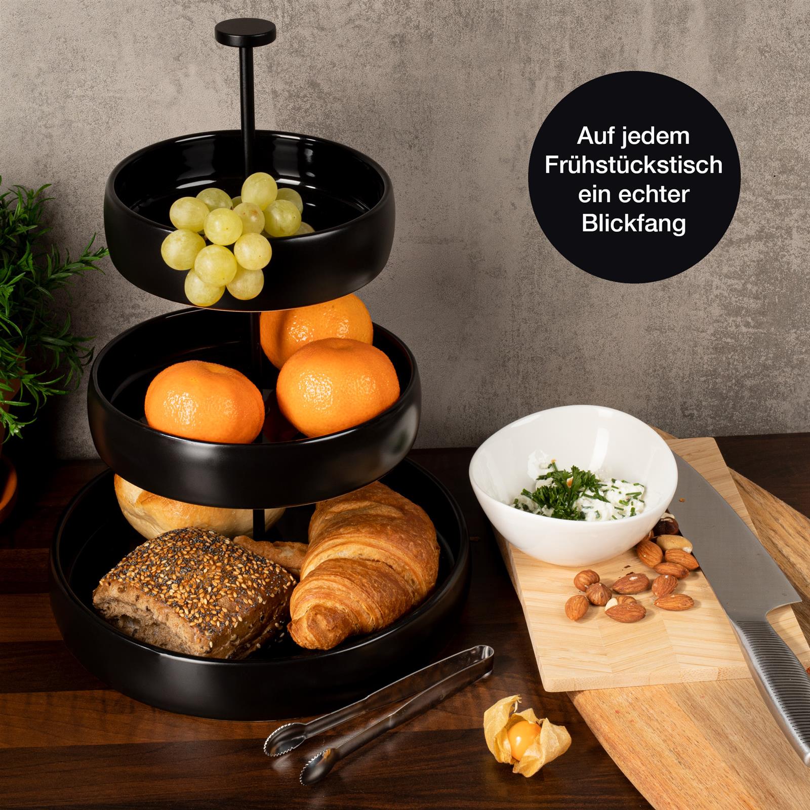 Elegante runde schwarze Steingut-Etagere – Stilvolle Präsentation für Ihr Zuhause Ein elegantes, rundes Etagere in Schwarz aus Steingut, perfekt zur stilvollen Präsentation von Lebensmitteln oder Dekorationen. Ideal für moderne Inneneinrichtungen.