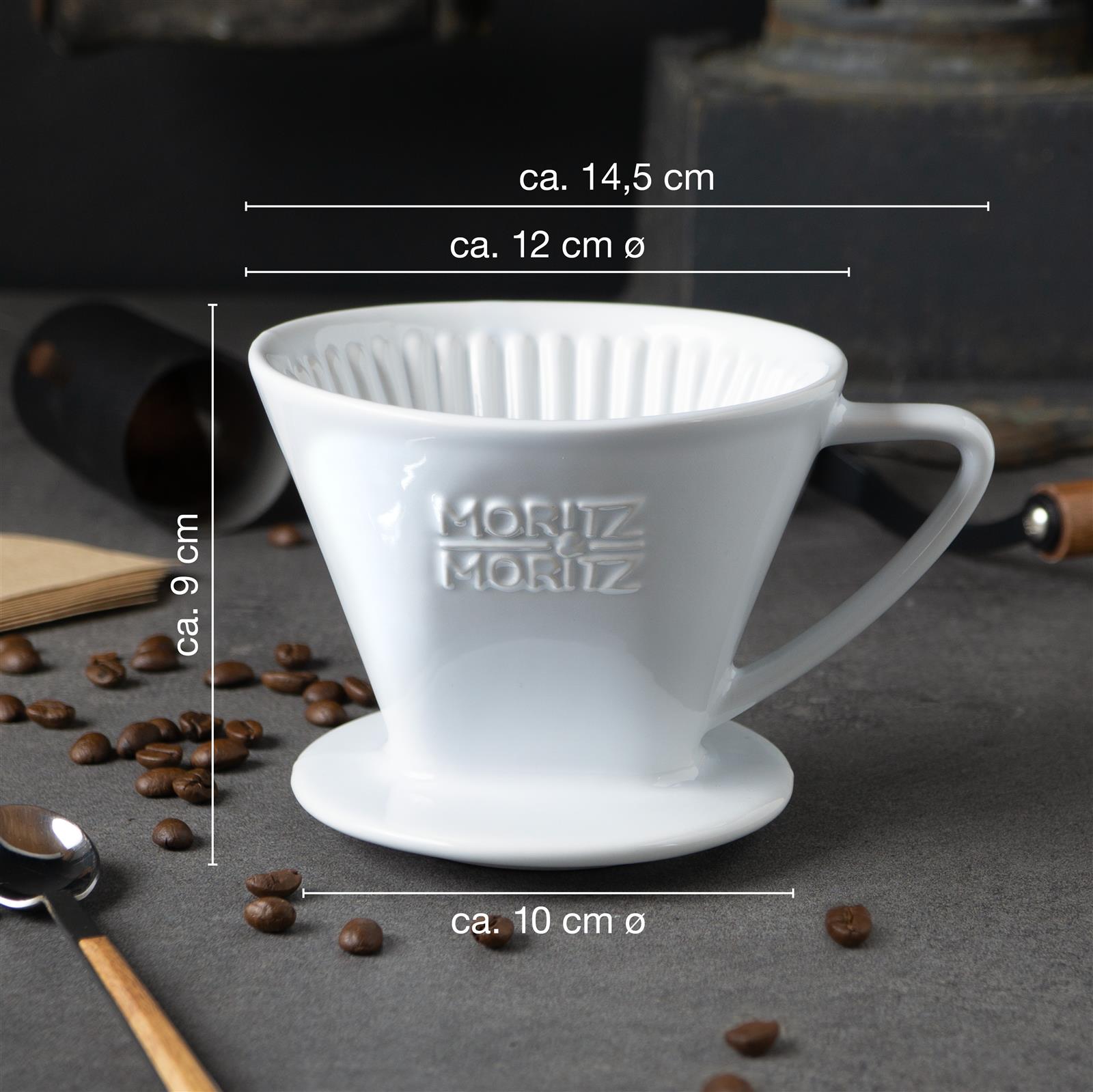 Ungefalteter Kaffeefilter der Größe 2 aus Papier, stehend auf weißem Hintergrund und leicht nach hinten geneigt