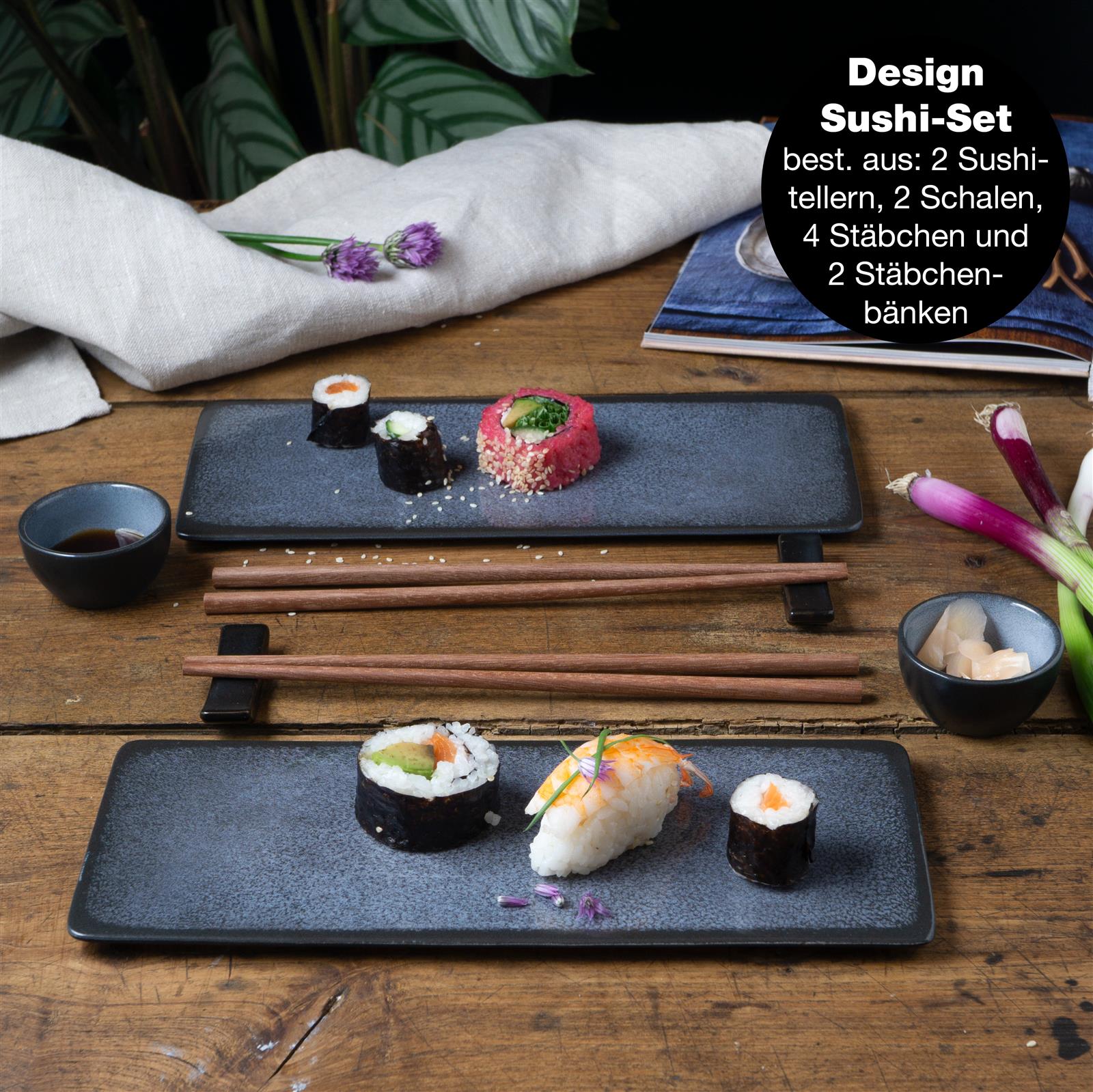 10-teiliges blaues Sushi-Set aus Keramik mit Essstäbchen und Servierschalen Zehnteiliges Sushi-Set in Blau auf heller Holzoberfläche, bestehend aus zwei rechteckigen blauen Tellern, zwei kleinen runden Dipschälchen, zwei blauen Saucenschälchen, zwei Paar Essstäbchen mit blauen Halterungen sowie zwei runden Stäbchenauflagen.