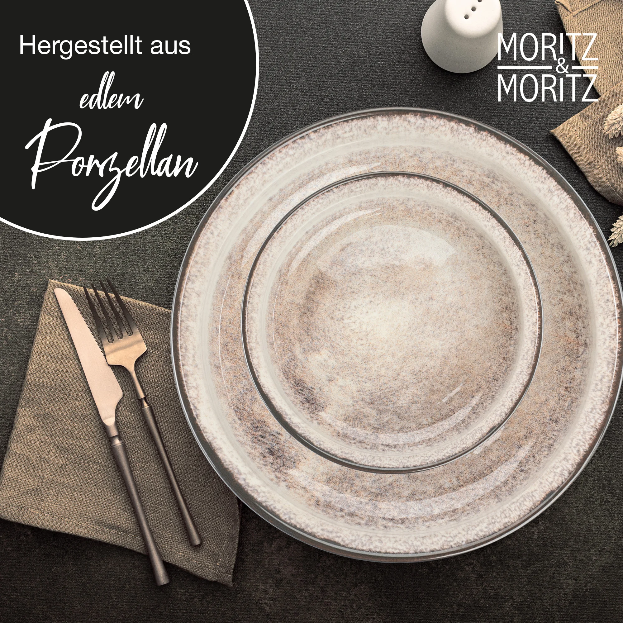Zwei beigefarbene Müslischalen aus Keramik mit matter Oberfläche, gestapelt auf einem hellen Untergrund