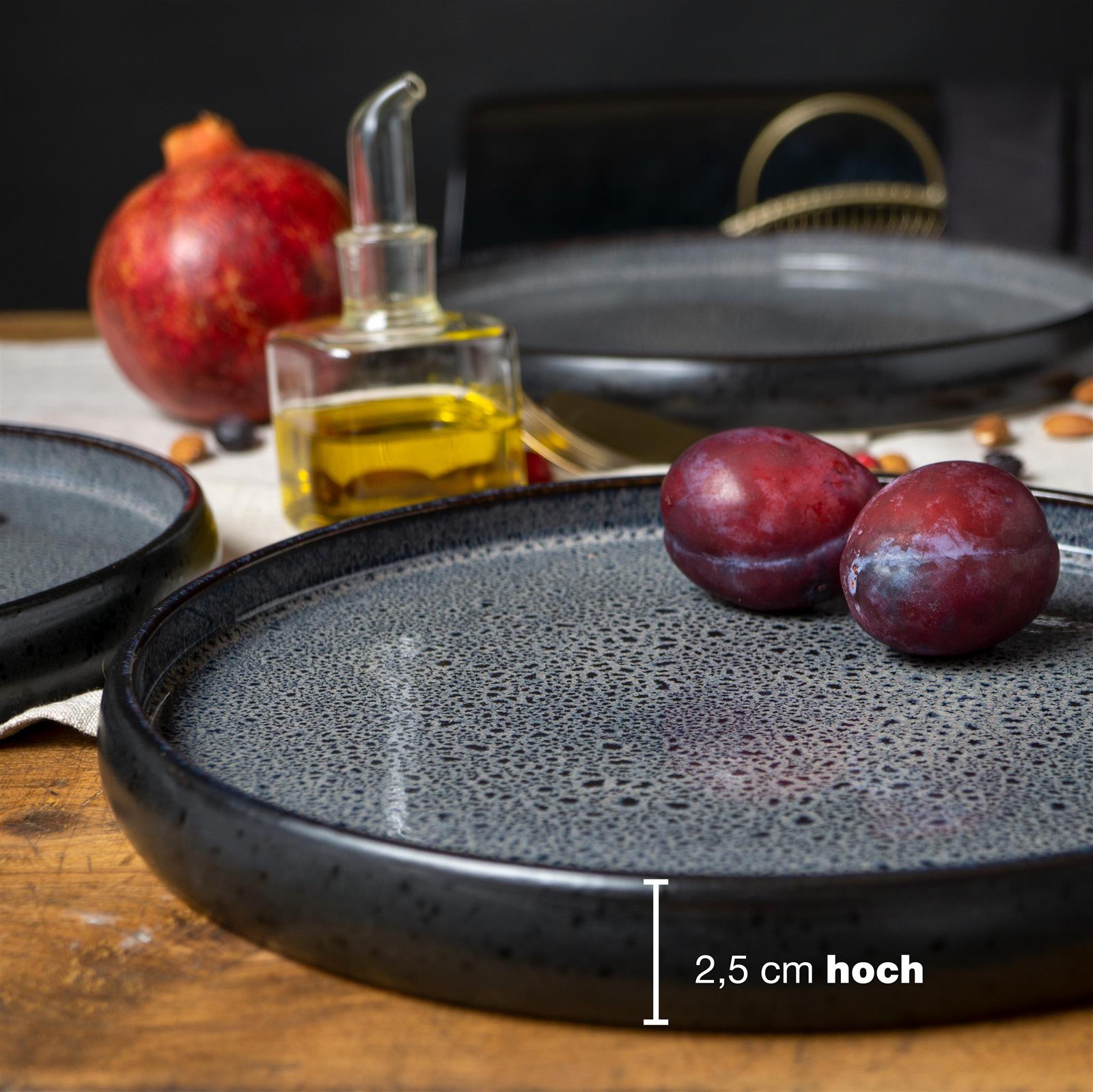 Gourmet-Dinner-Teller-Set in Grau auf weißem Hintergrund, auf gedecktem Tisch bei Tageslicht