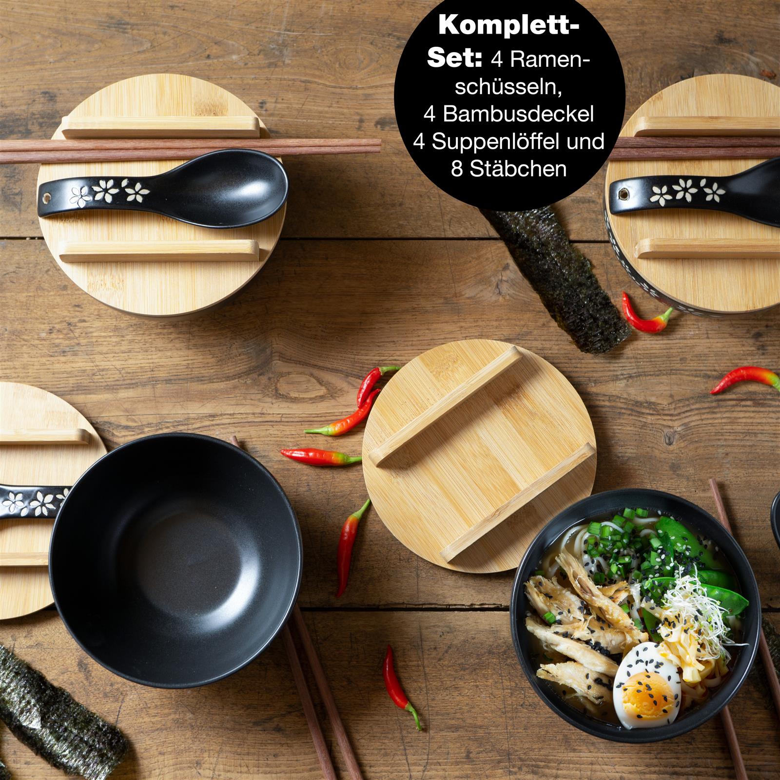Ramenschale, Vier Ramen-Schalen mit floralem Design auf den Deckeln, präsentiert auf einer Tischdecke