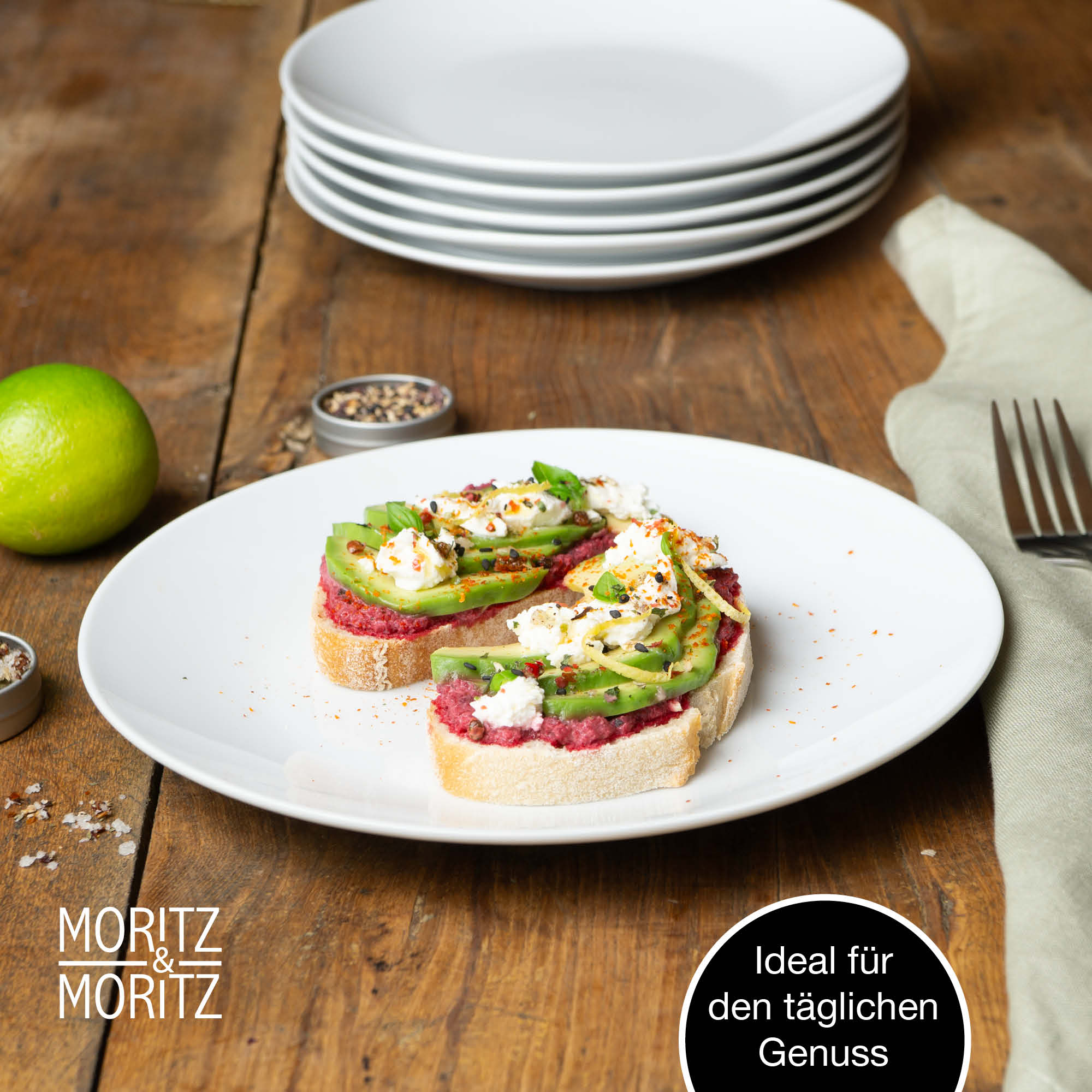 Das 6-teilige Frühstücksteller-Set in Weiß, auf gedecktem Tisch bei Tageslicht