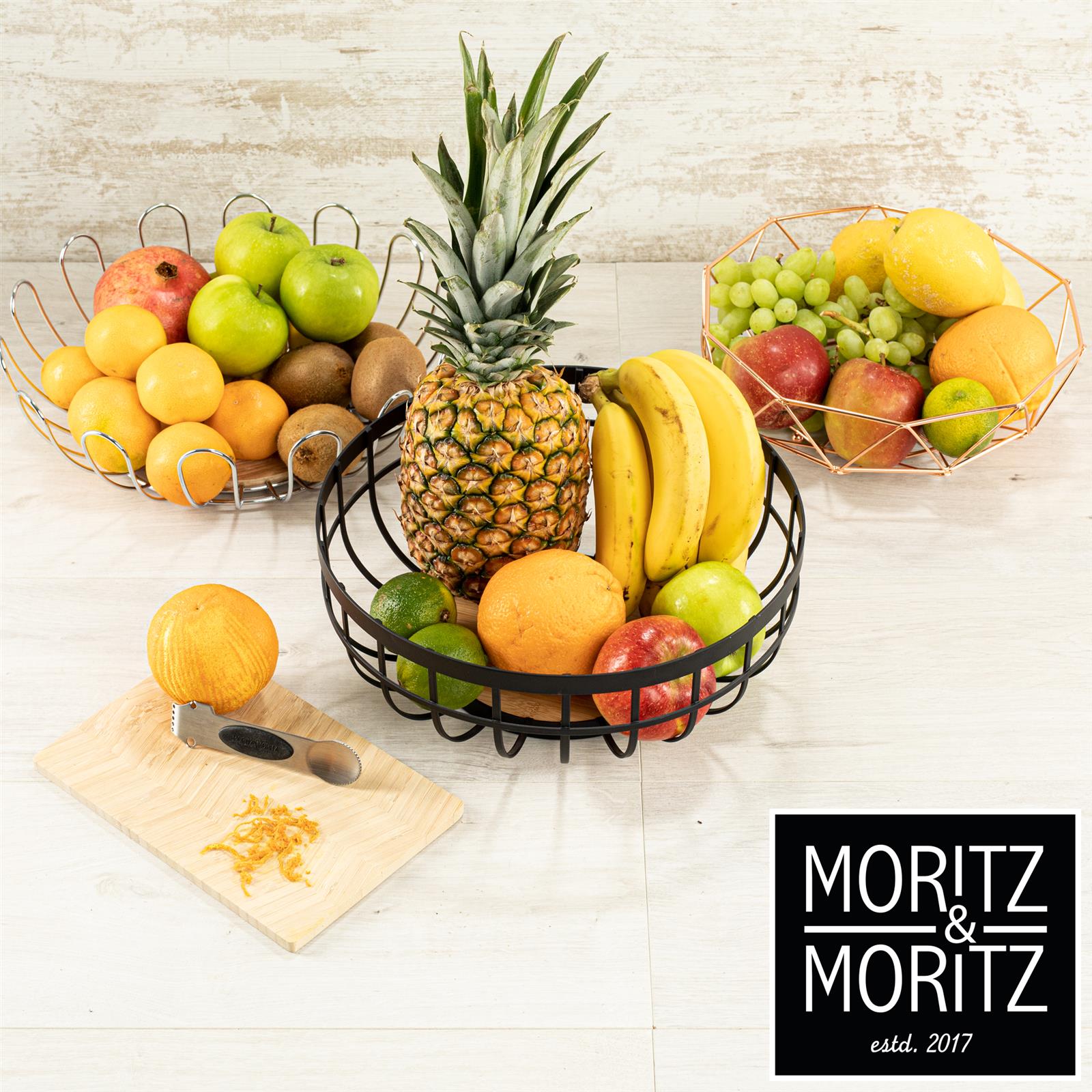 Schön angerichtetes Gericht mit einer knusprigen, gebratenen Entenbrust auf einem Bett von zartem grünem Spargel