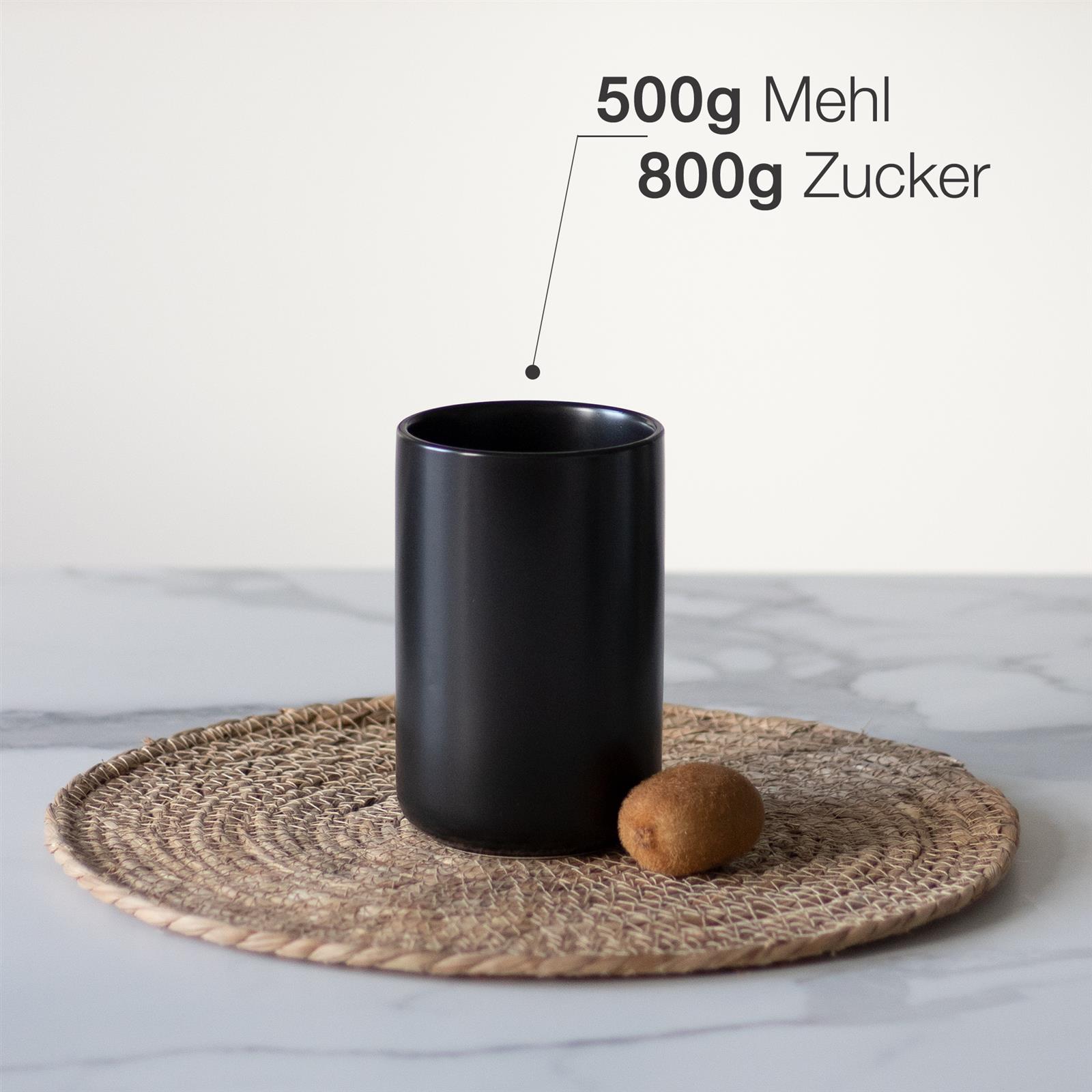 Große Edelstahl-Schüssel mit Skalierung – Volumen 10 Liter für Küche und Gastronomie Zwei schwarze Gewürzmühlen mit silbernem Kopf auf grauem Untergrund, daneben Pfefferkörner und Salz; die linke Mühle ist mit "Pfeffer", die rechte mit "Salz" beschriftet.