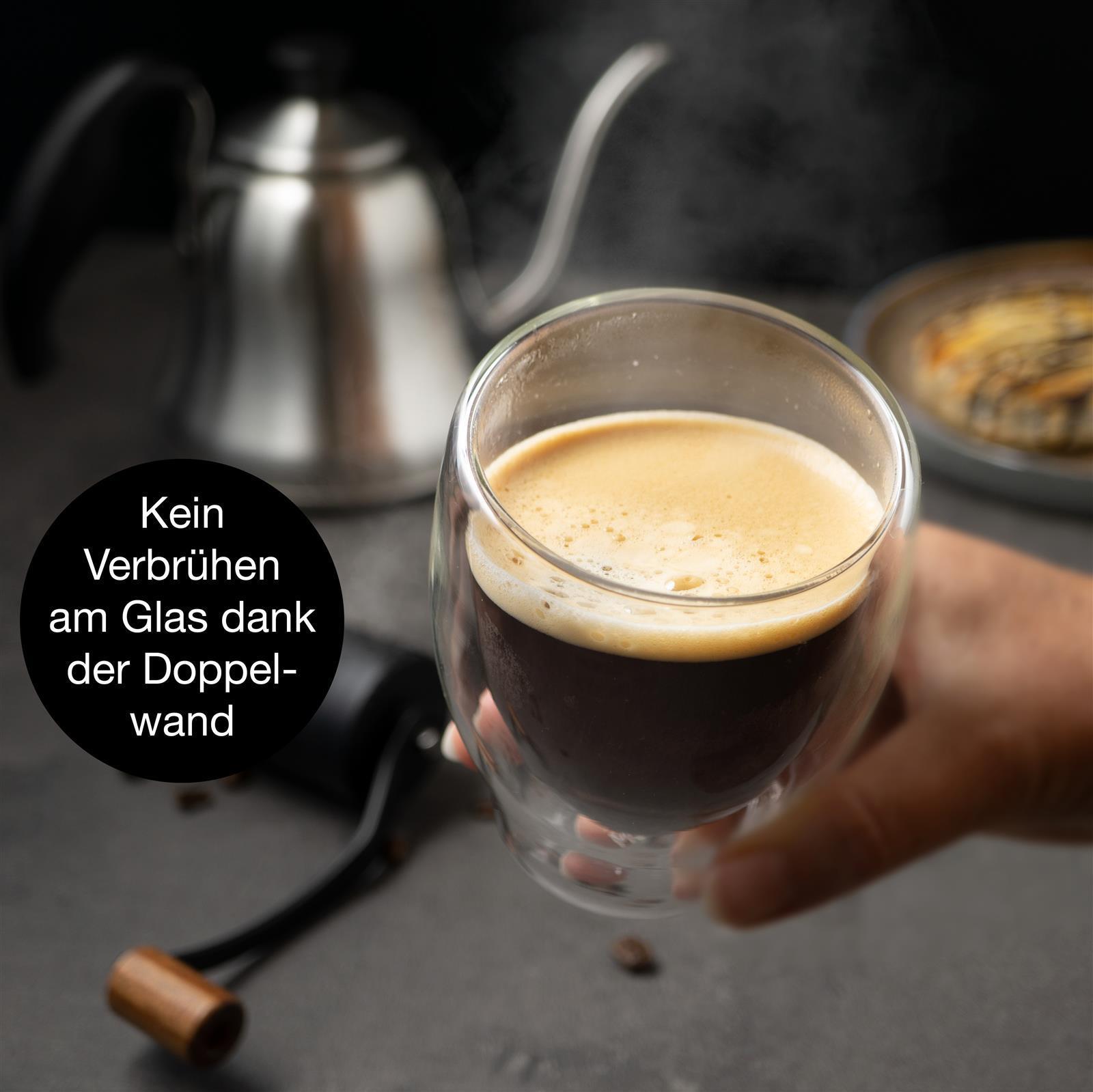 Zwei Gläser, Modell Milano, je 250 ml, gefüllt mit klarem Getränk und Eiswürfeln, auf hellem Untergrund arrangiert