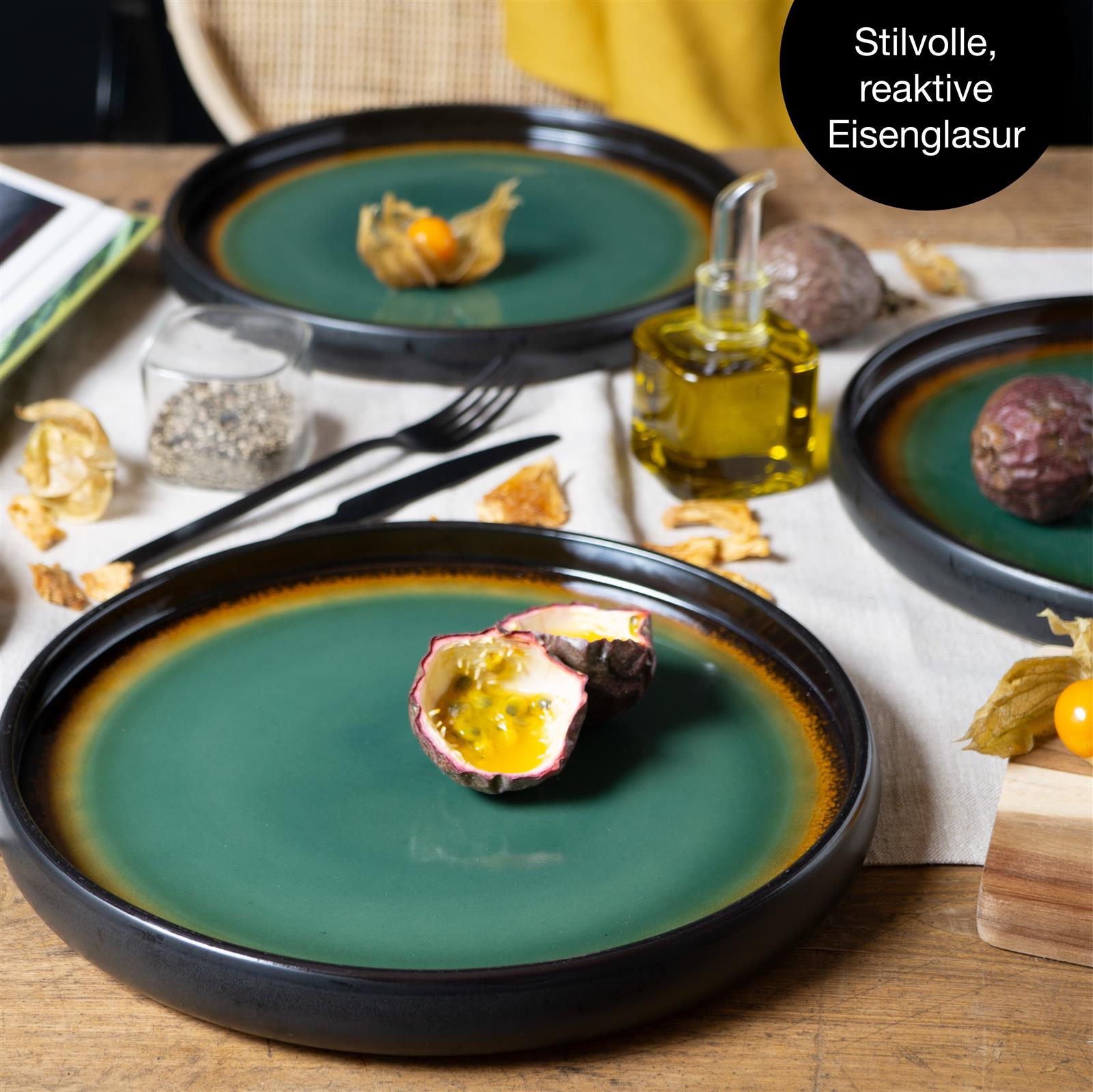 4-teiliges Gourmet-Dinner-Tellerset in reaktiver Glasur, grün-braun, und arrangiert für ein gehobenes Essensambiente