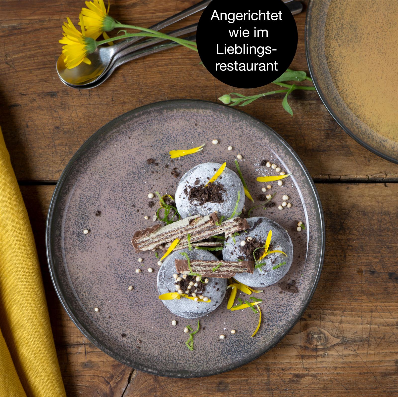 Sechs weiße, runde Gourmet-Salatteller im Vintage-Stil mit sanft geschwungenem Rand und feiner Reliefstruktur