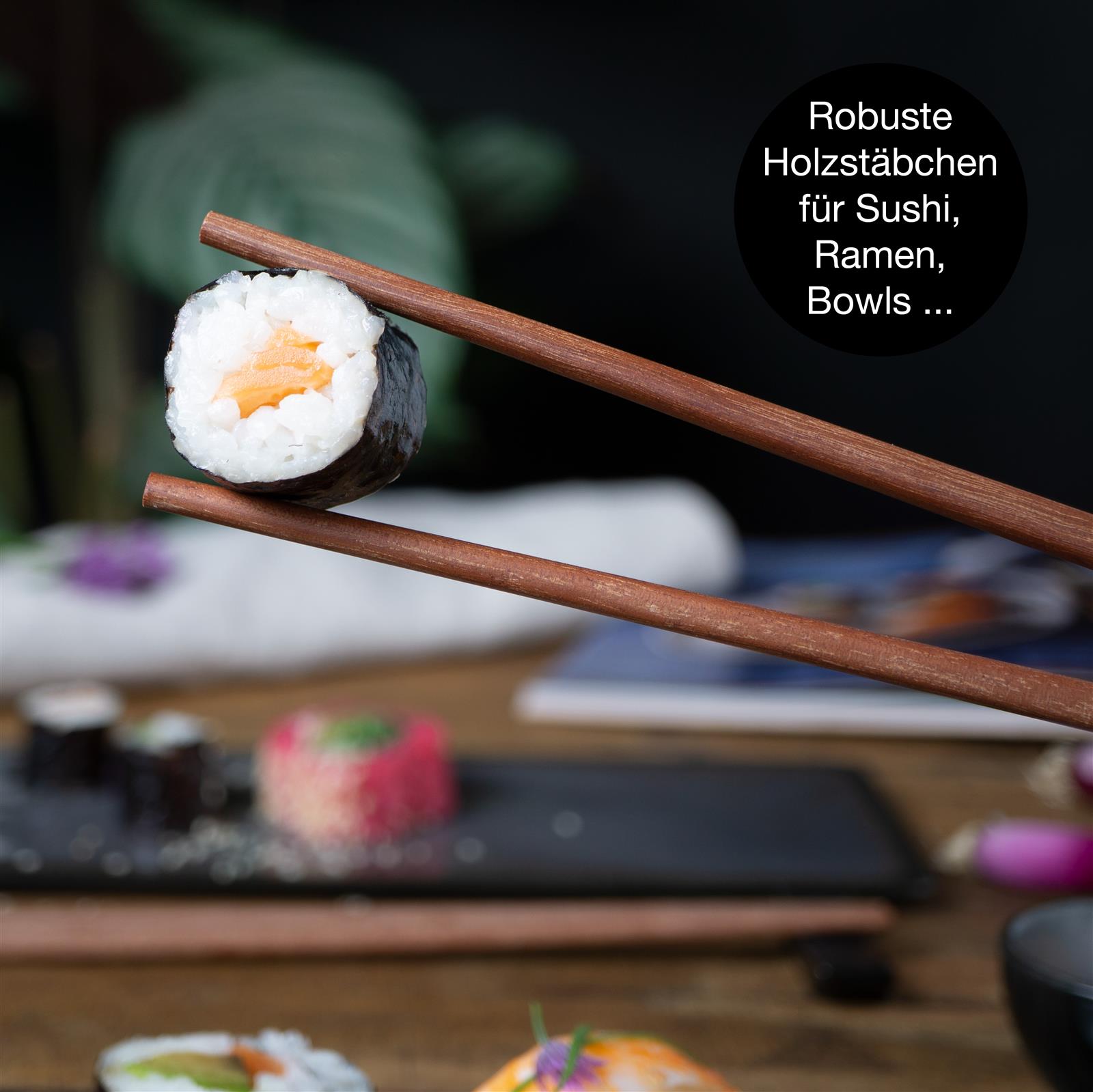 Sushi-Set in Grau, 10-teilig, präsentiert auf grauer Unterlage mit Essstäbchen, kleinen Schalen und Saucenschälchen - ideal für stilvolles Servieren von Sushi.