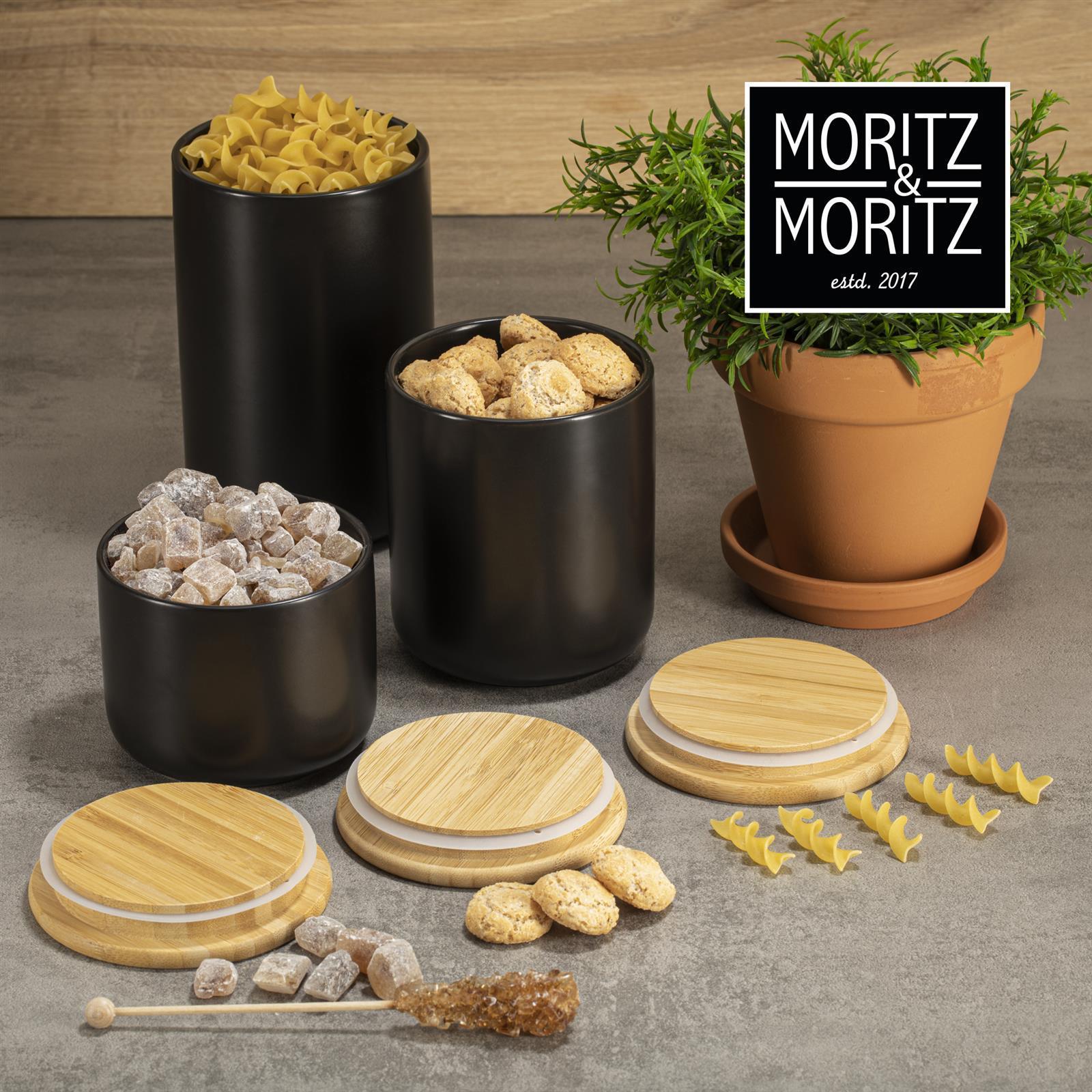 Kleiner Aufbewahrungsbecher aus cremefarbener Keramik mit Holzdeckel, auf einem hellen Untergrund stehend