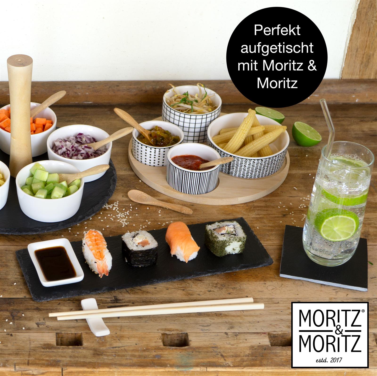 Teller in Blau, Schiefergraue Steingrillplatte auf einem dunklen Holzuntergrund