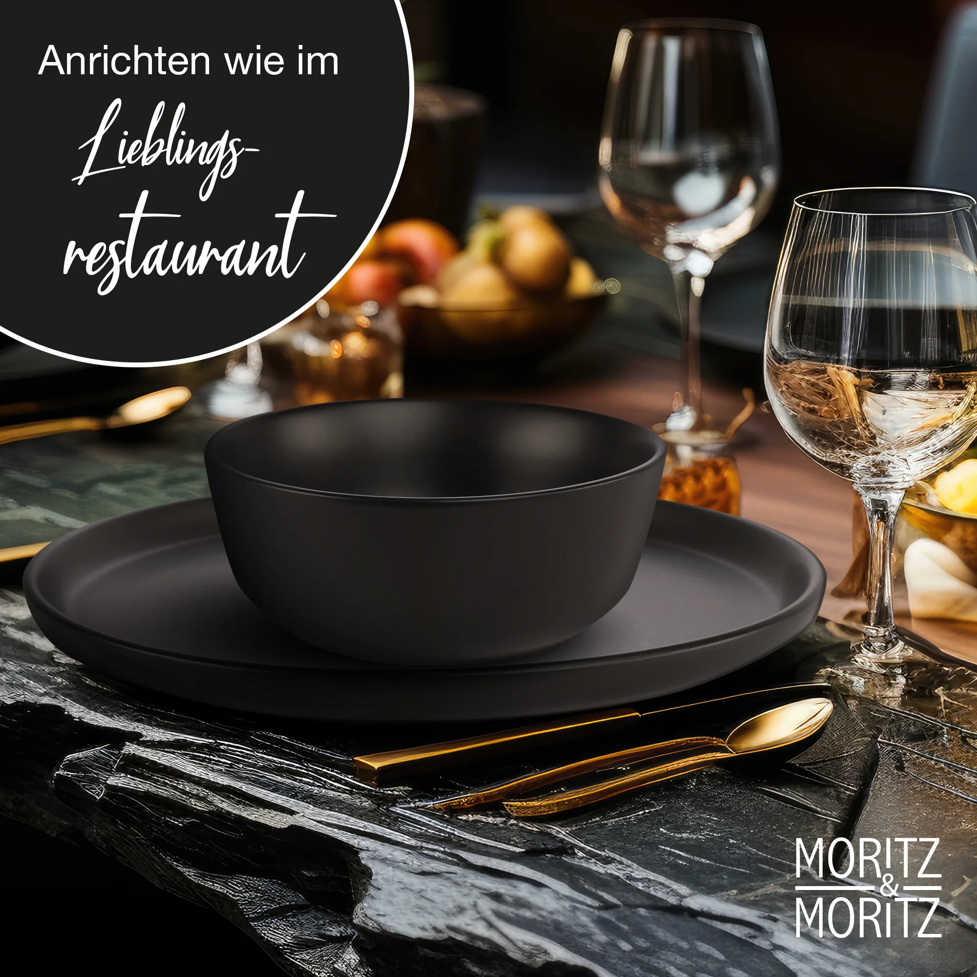 Schwarzes Geschirrset im Design auf einem hellen Tisch arrangiert, bestehend aus flachen Tellern, 18-teilig