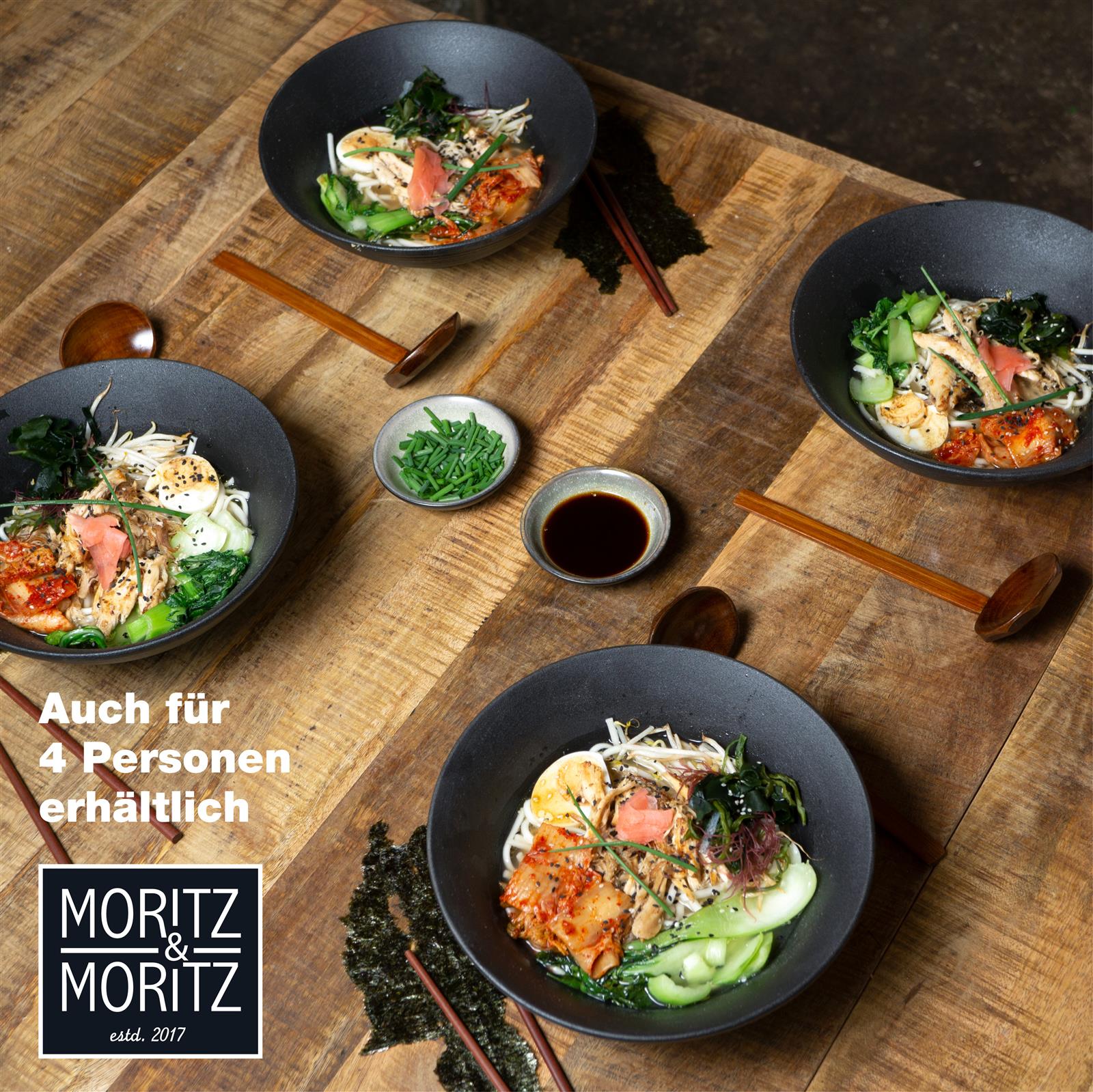 Ramenschale in Schwarz, Zwei schwarze Gourmet-Ramen-Schalen mit Rillen-Design, präsentiert auf einem hellen Hintergrund