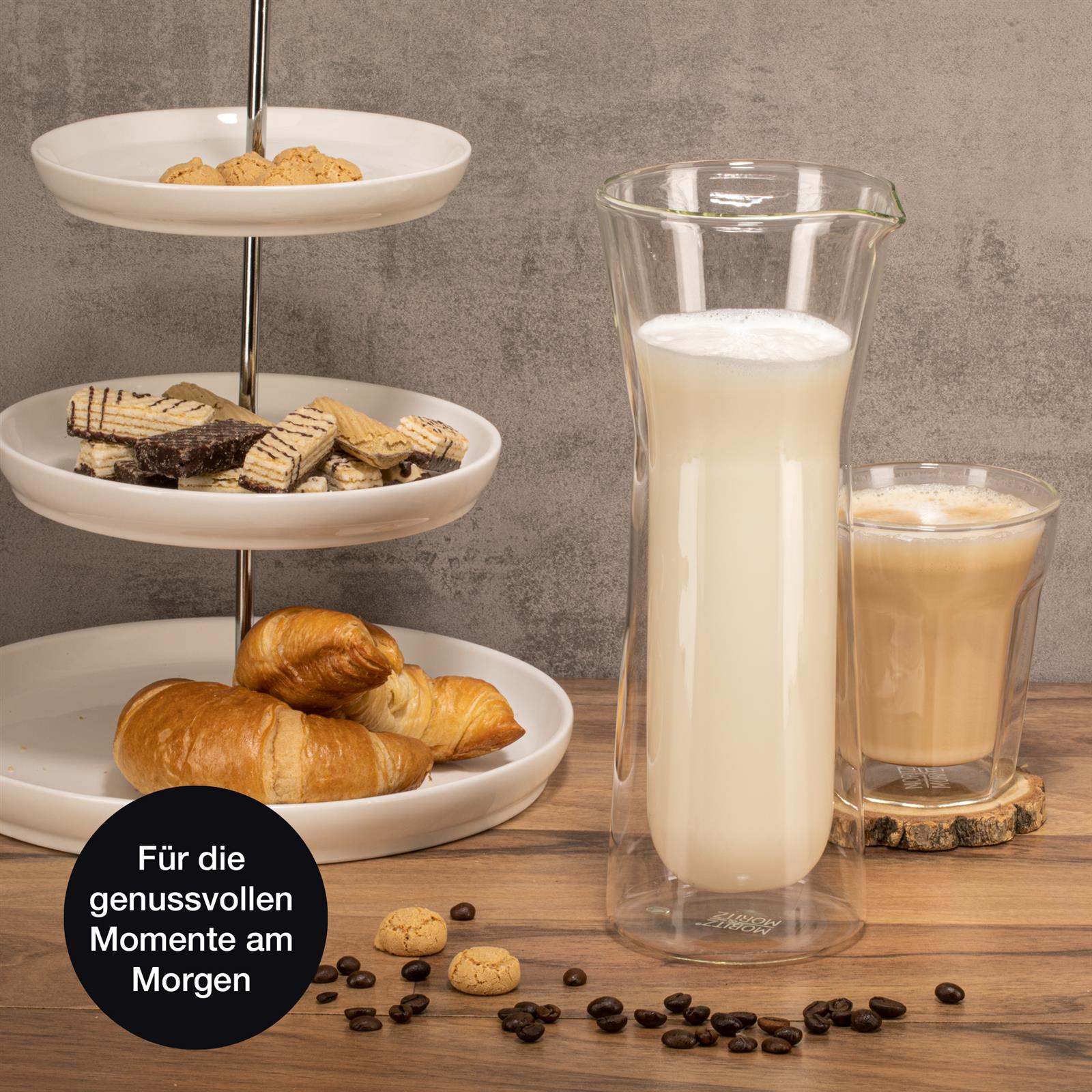 Karaffe in Grün, Und geformt mit konischer Silhouette, aus klarem Glas auf hellem Untergrund, 690 ml
