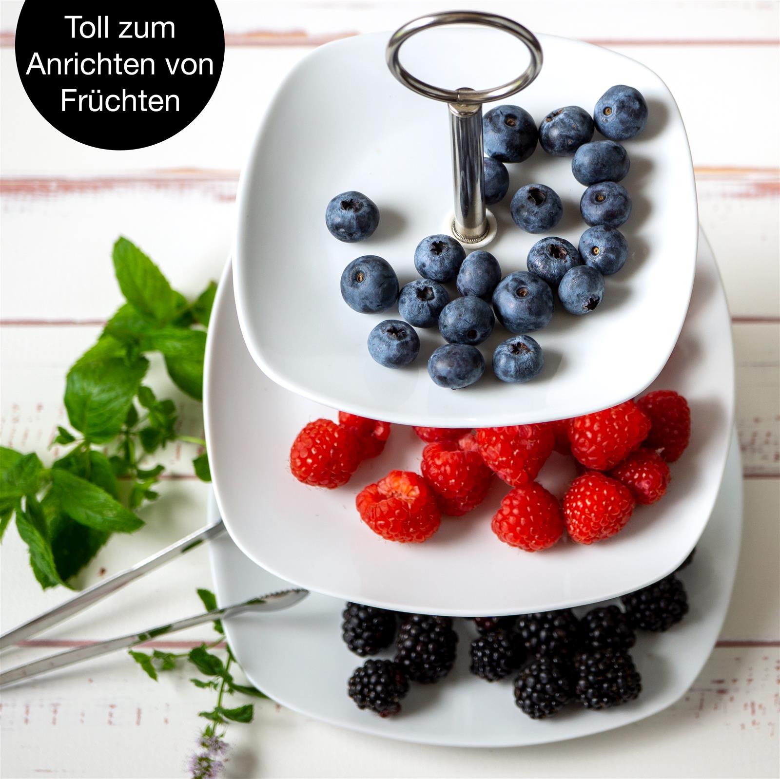 Eckige Etagere aus Edelstahl mit drei Ebenen, ideal für stilvolle Präsentationen von Speisen und Desserts bei Events und Buffets.