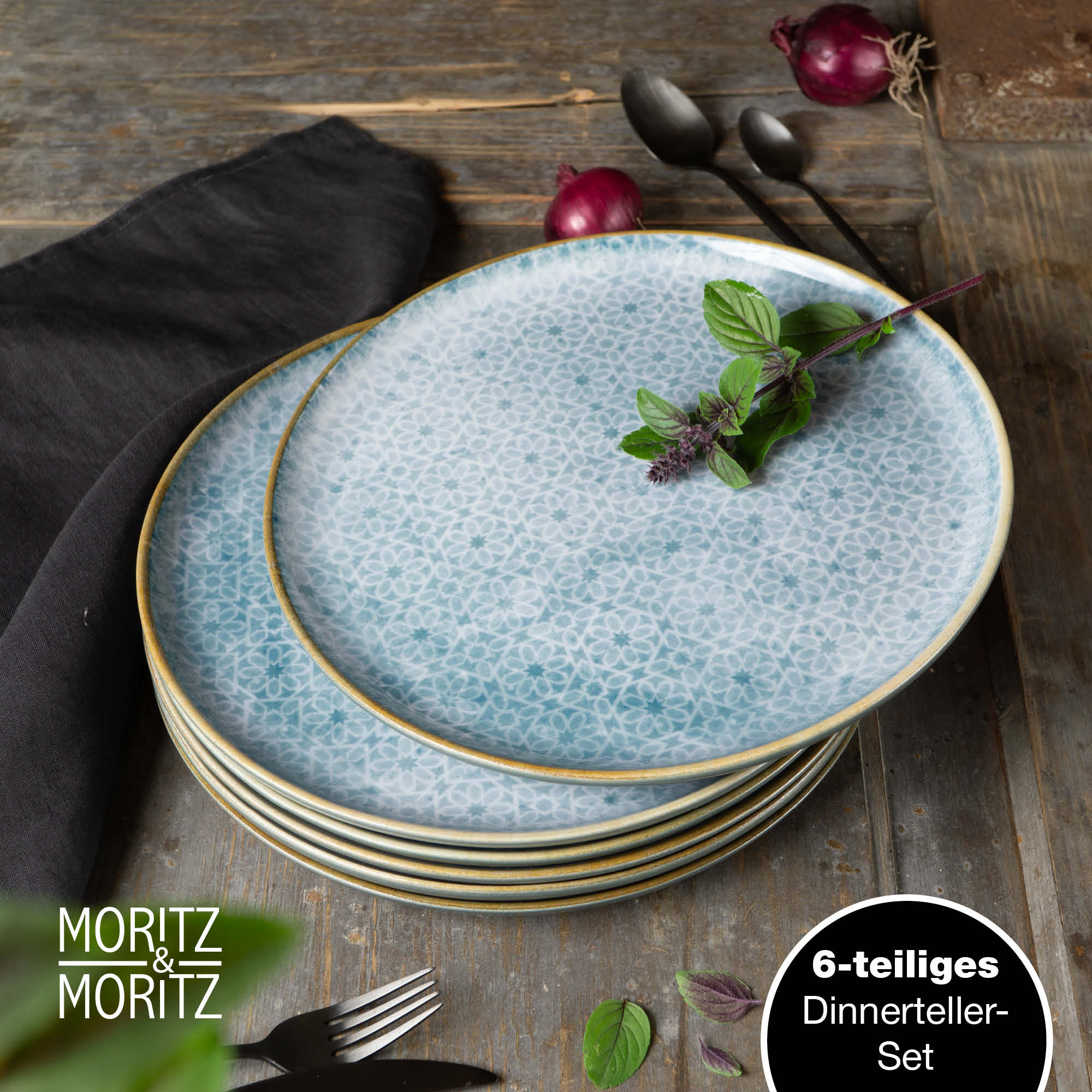 Speiseteller in Blau, Mediterraner blauer Dinnerteller, 6-teiliges Set, auf einem Tisch präsentiert