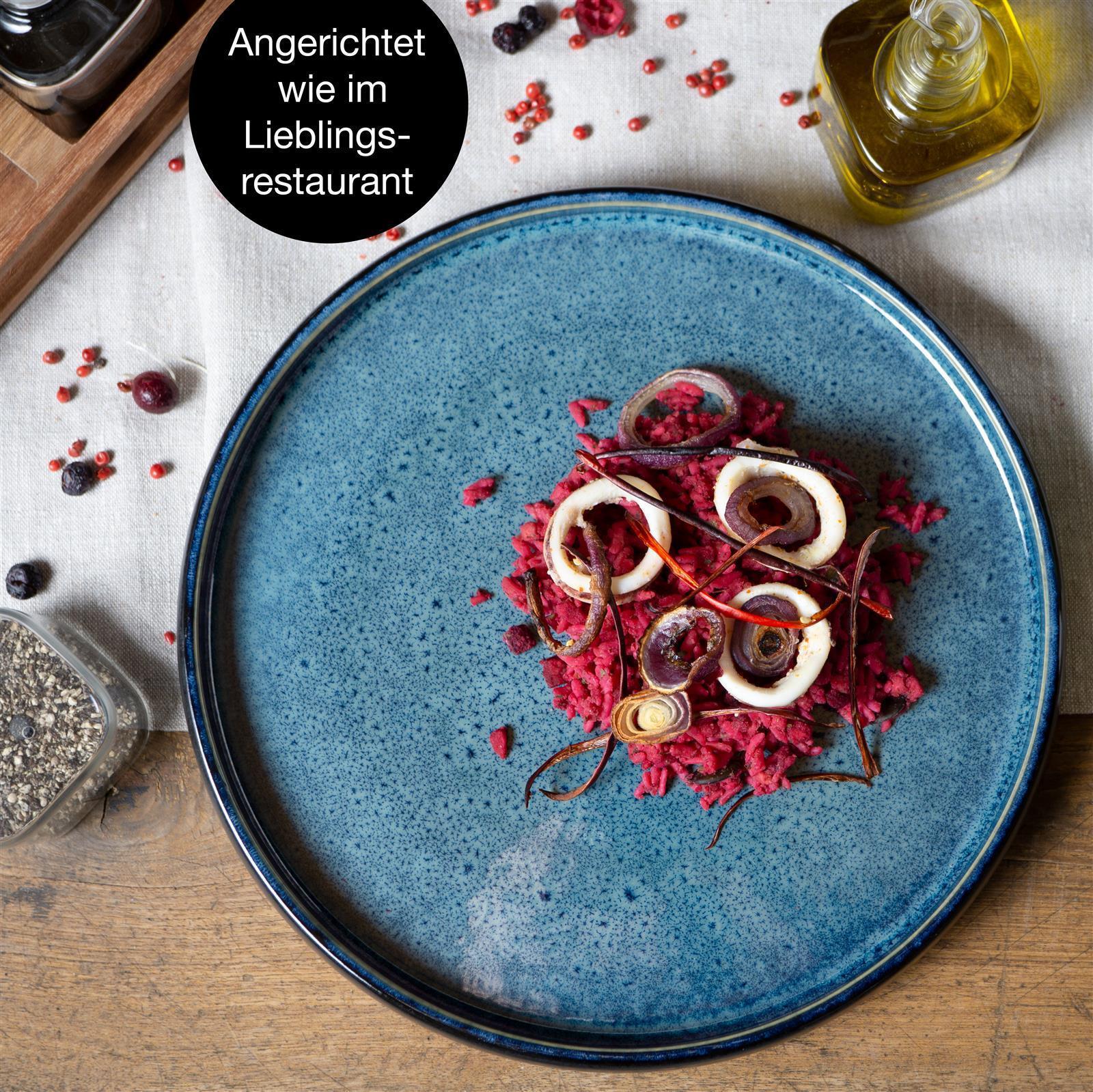 Moritz Geschirrset Blau – 16-teiliges Kombiservice aus Porzellan für 4 Personen Blaues Geschirrset bestehend aus einem großen Essteller, einem tiefen Suppenteller und einem kleinen Dessertteller, aus Keramik mit dezentem Farbverlauf von dunklem zu hellem Blau, auf weißem Hintergrund.
