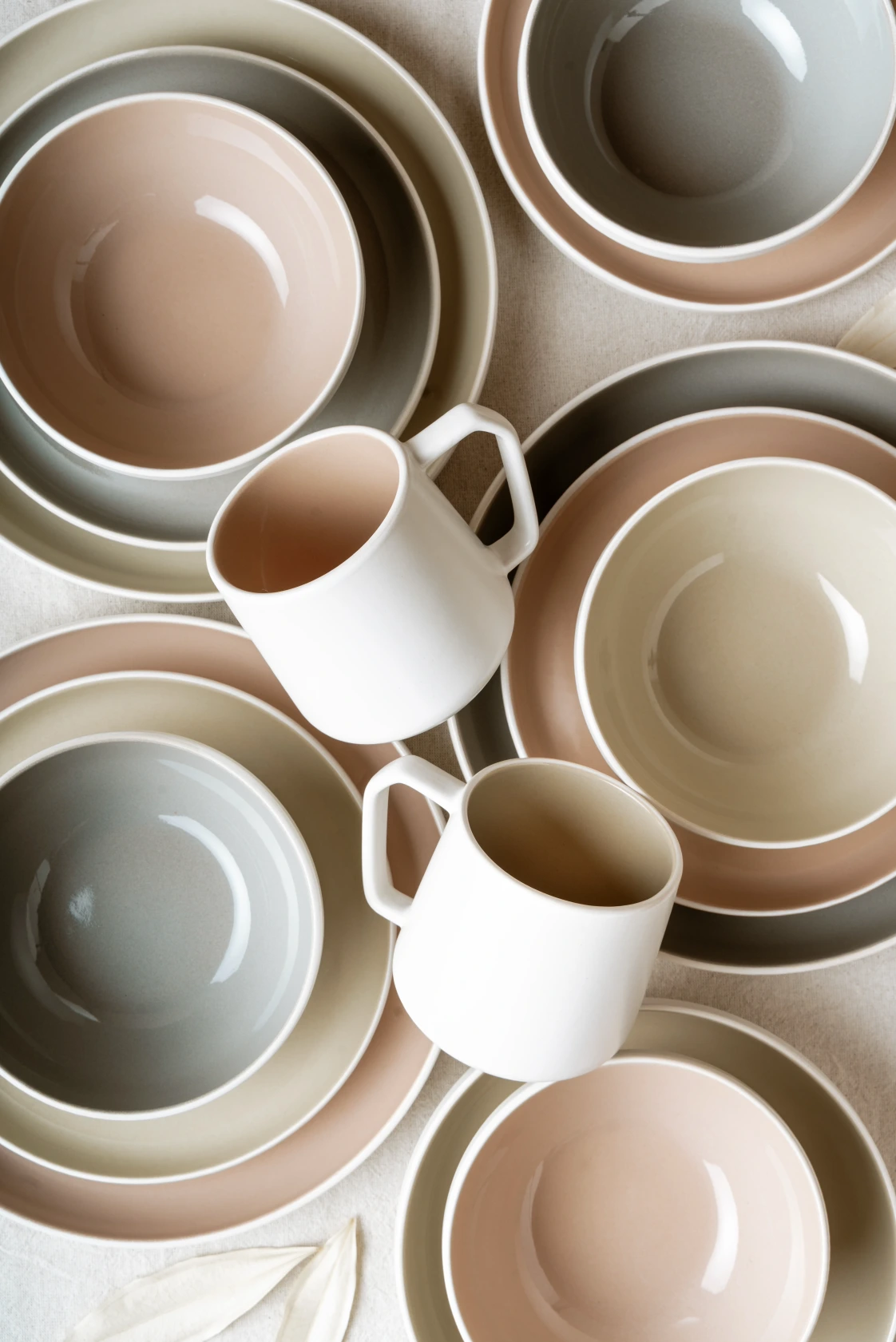 CAVO Teller, Schalen und Becher in Sand, Stone und Almond von oben