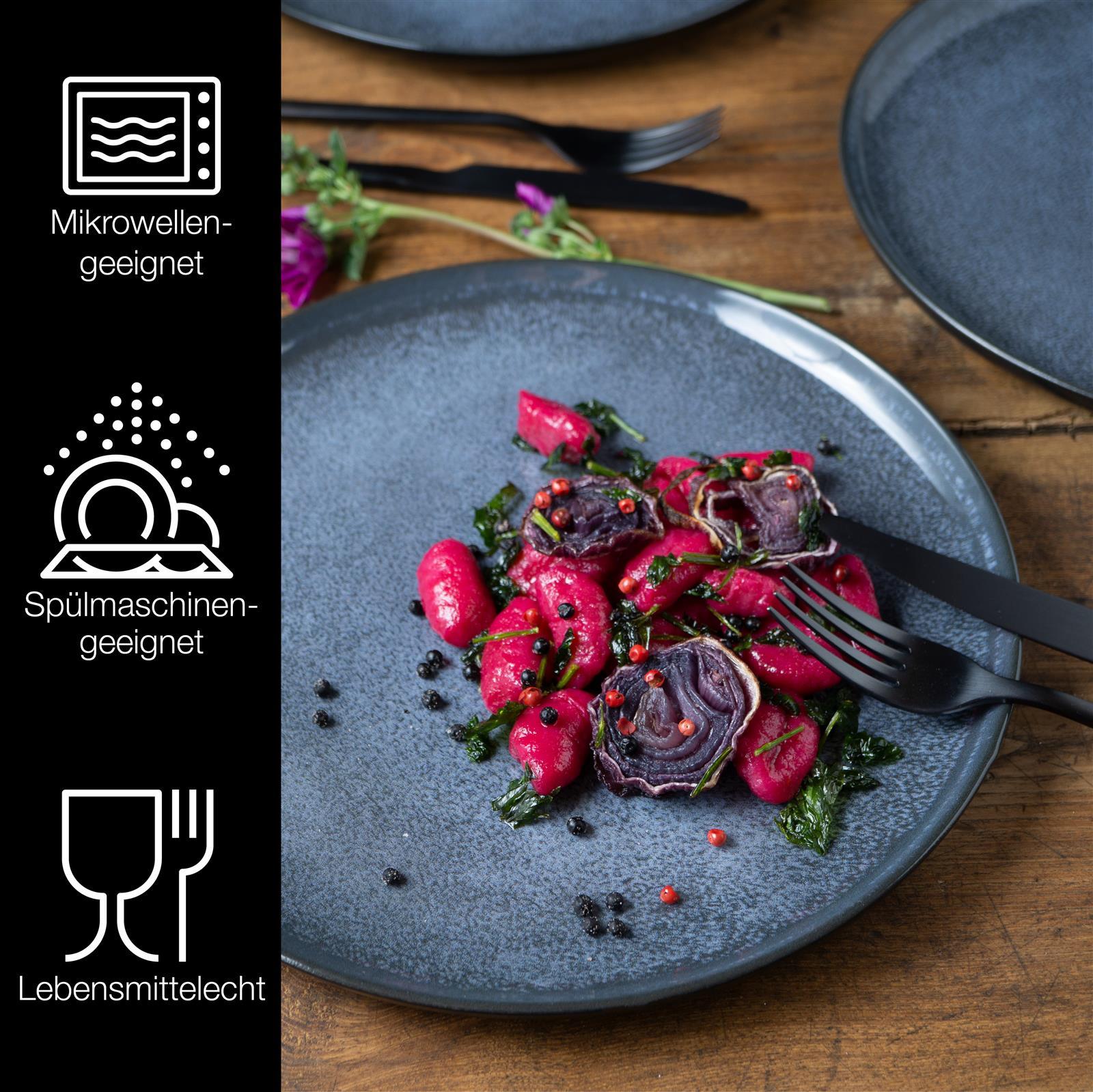 Sechsteiliges Dinner-Teller-Set in Blau auf hellem Untergrund arrangiert, leicht gesprenkeltes Design mit feinem Glanz