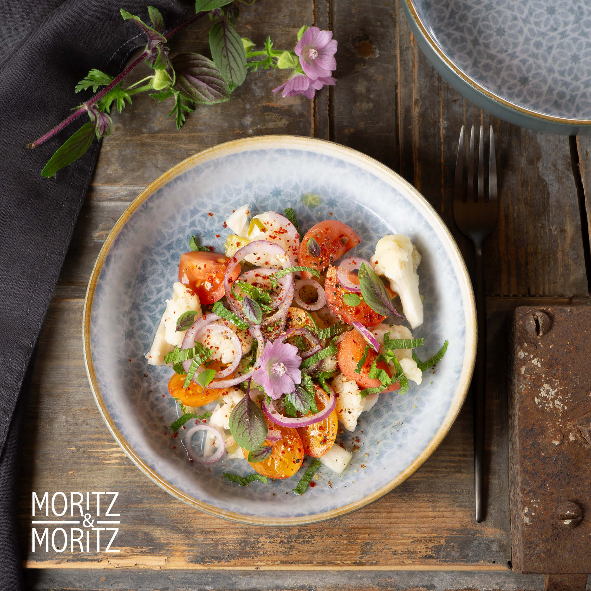 Mediterraner blauer Suppenteller 6-teilig-Set, Design, auf gedecktem Tisch bei Tageslicht