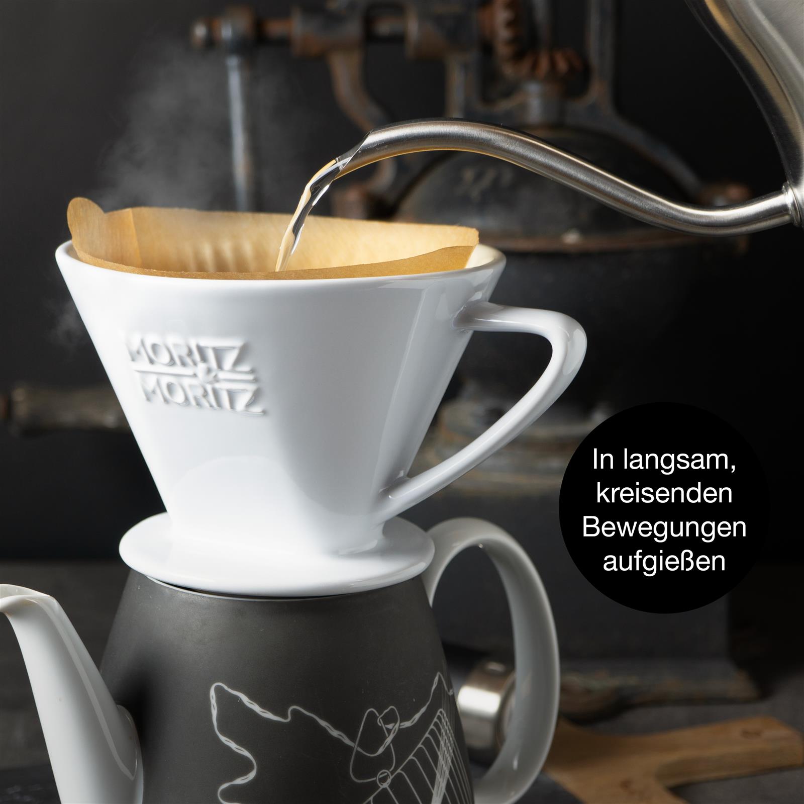 Kaffeefilter Größe 4 aus braunem, ungebleichtem Papier, stehend vor weißem Hintergrund