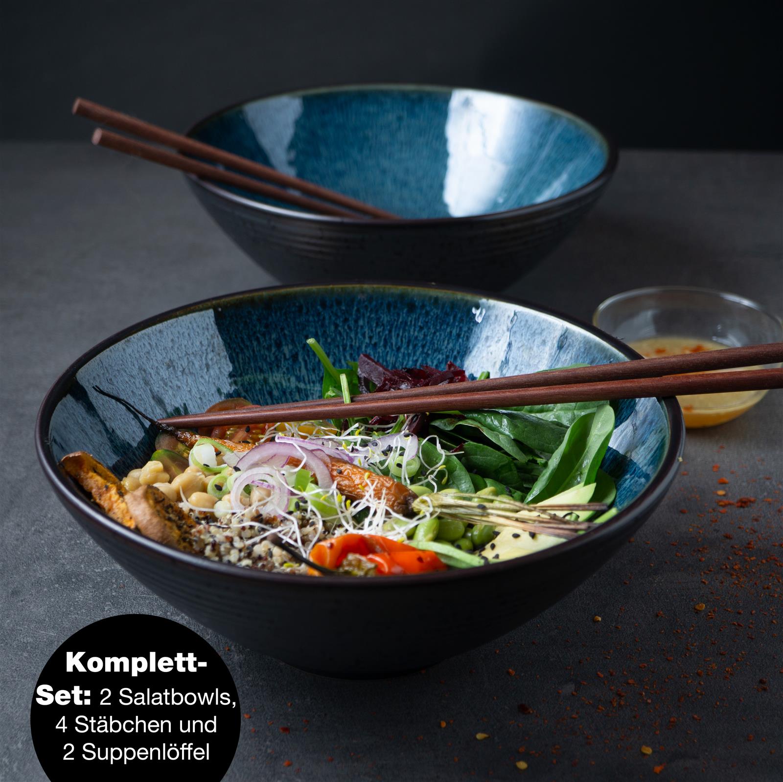 Schale, Zwei Salat-Bowls aus Keramik mit einem, Design, mit angerichteter Speise