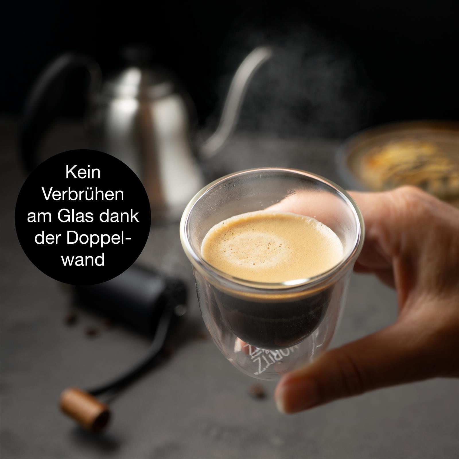 Zwei Gläser „Napoli“ mit 60 ml Fassungsvermögen stehen auf einem hellen Untergrund nebeneinander, sie haben einen kurzen