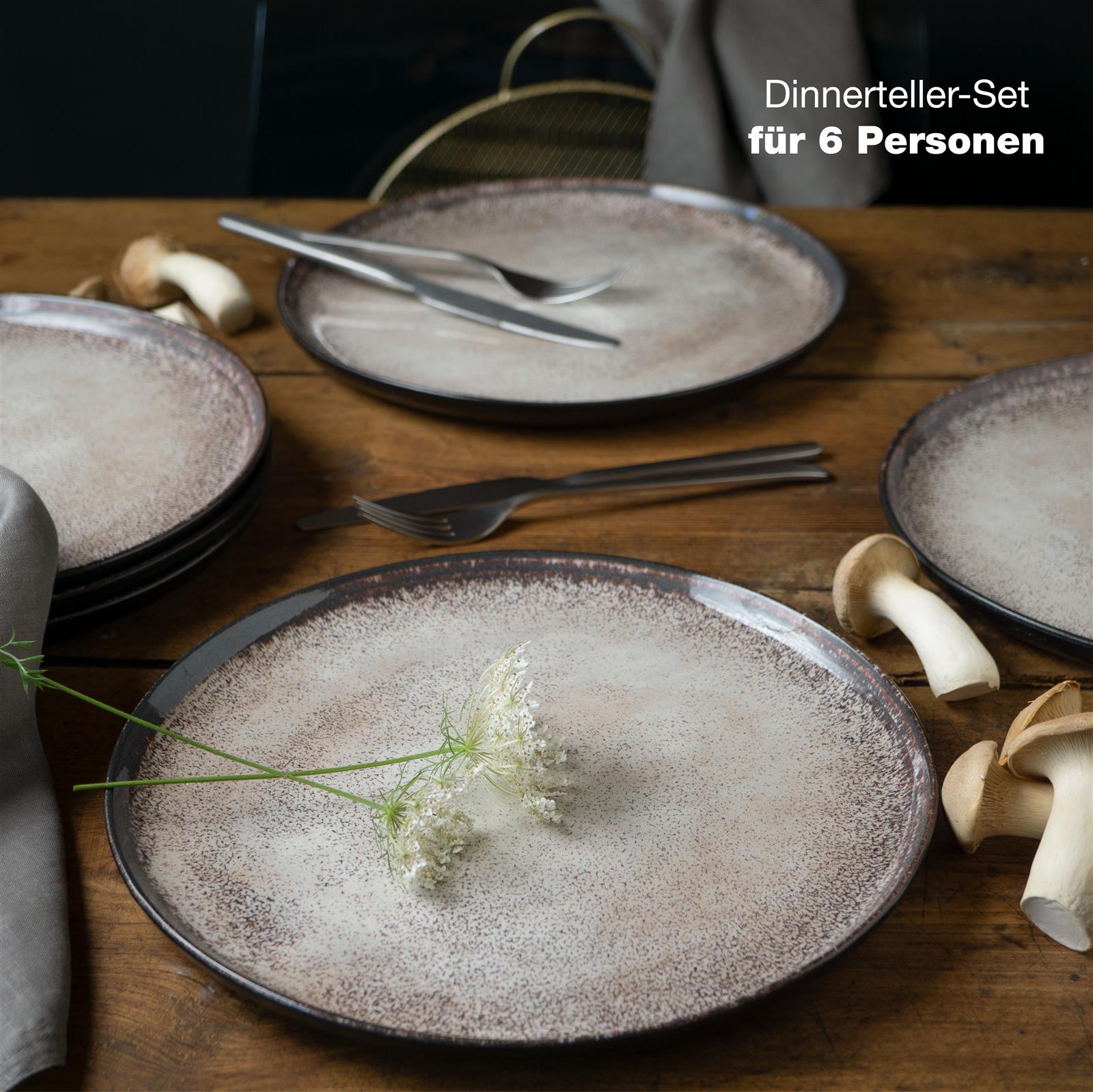 Sechs beigefarbene Gourmet-Dinnerteller mit leicht gesprenkeltem Design, auf einem hellen Holztisch arrangiert