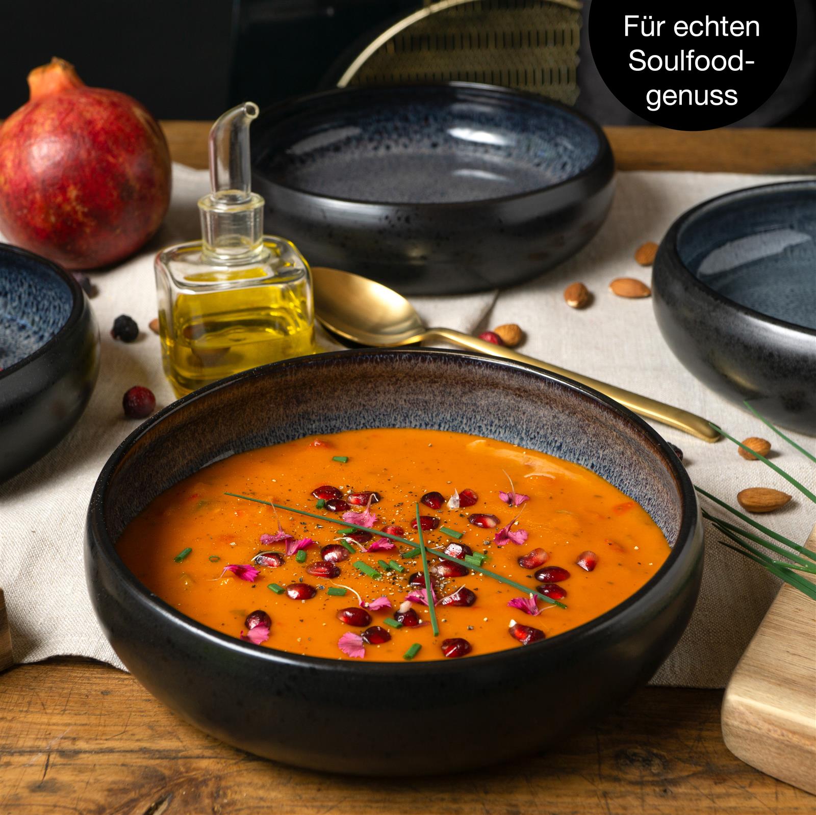 Gourmet-Suppenteller in elegantem Grau mit feinem Rand, präsentiert auf einem minimalistischen weißen Hintergrund. Perfekt für stilvolle Tischdekoration und hochwertige Gastronomie.