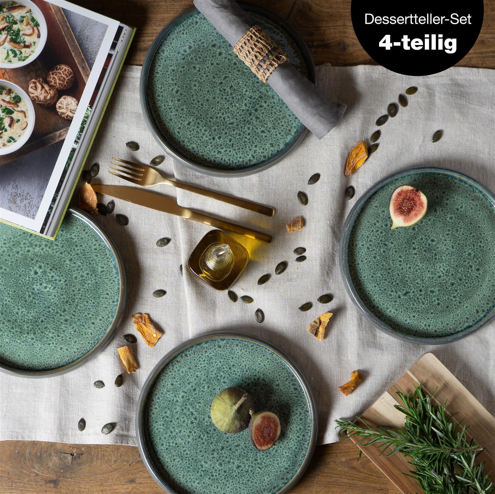Gourmet Dessertteller Set 4-teilig in Reaktiv-Glasur Grün – Elegantes Geschirr für stilvolles Servieren Vierteiliger Gourmet-Dessertteller in reaktivem Grün auf hellem Untergrund, bestehend aus einem großen, flachen Teller, einer Schale, einem kleinen Teller und einer Desserttasse mit filigraner Oberfläche in handgefertigtem Look – modernes Geschirr-Set für