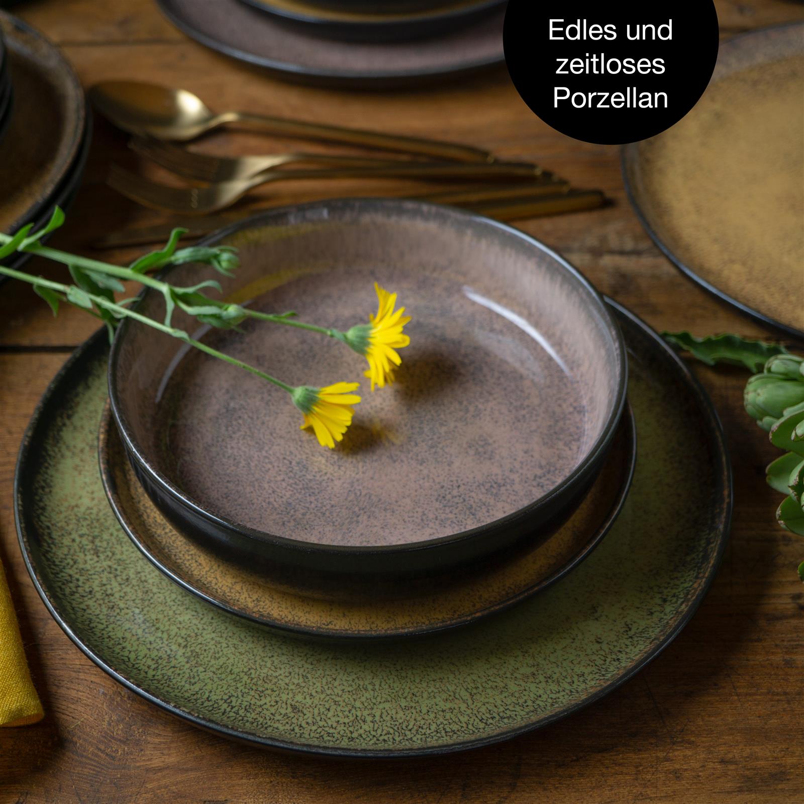 Vierteiliges Geschirrset im Vintage-Stil in gedeckten Beige- und Grautönen, bestehend aus flachem Teller, Suppenteller, Schale und Tasse mit Untertasse, auf hellem Untergrund arrangiert.