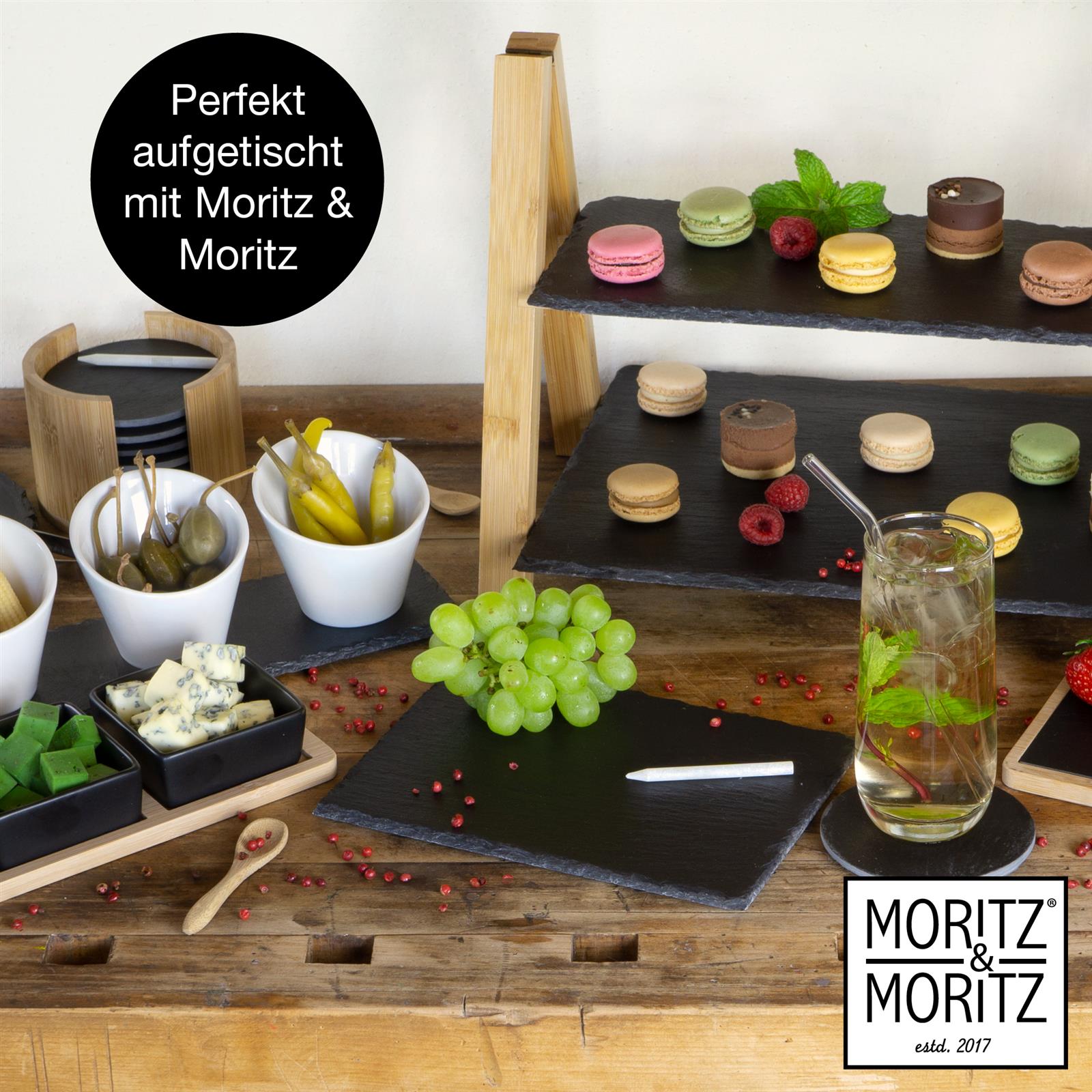 Dunkle Schieferplatte mit platzierten Scheiben von luftgetrockneter Salami mit Pfefferrand