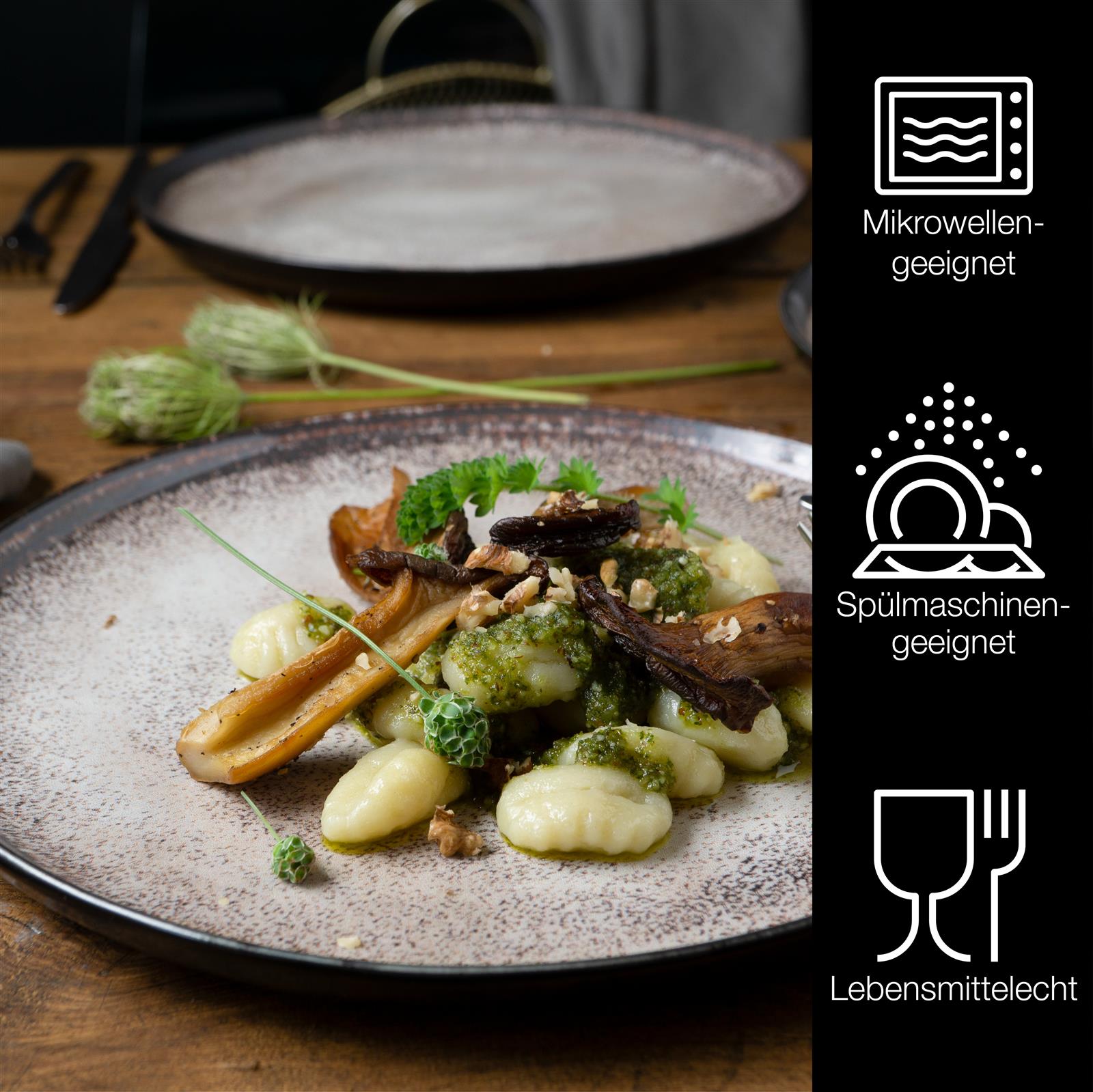 Tellerset in Beige, Sechsteiliges Gourmet-Dinnerteller-Set in Beige, arrangiert auf einem weißen Untergrund