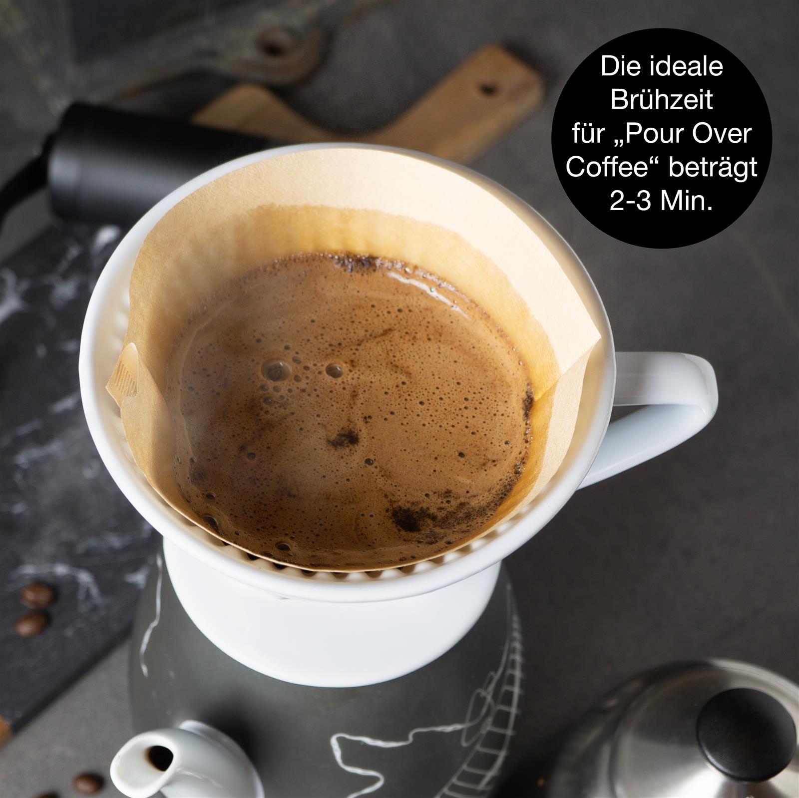 Braune Kaffeefilter der Größe 4 aus ungebleichtem Papier, fächerförmig aufgefächert auf weißem Hintergrund