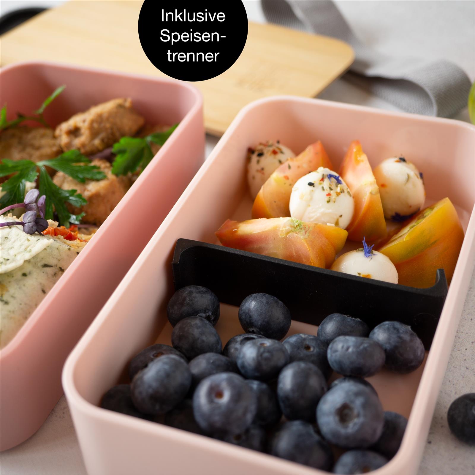 Bento Box Pink mit Besteck – Ideal für Schule und Büro Bild einer Bento-Lunchbox in leuchtendem Pink mit mehreren Fächern für abwechslungsreiche Mahlzeiten. Perfekt für Schule, Büro oder Ausflüge. Ideal zur Förderung gesunder Ernährung und praktischer Essensaufbewahrung.