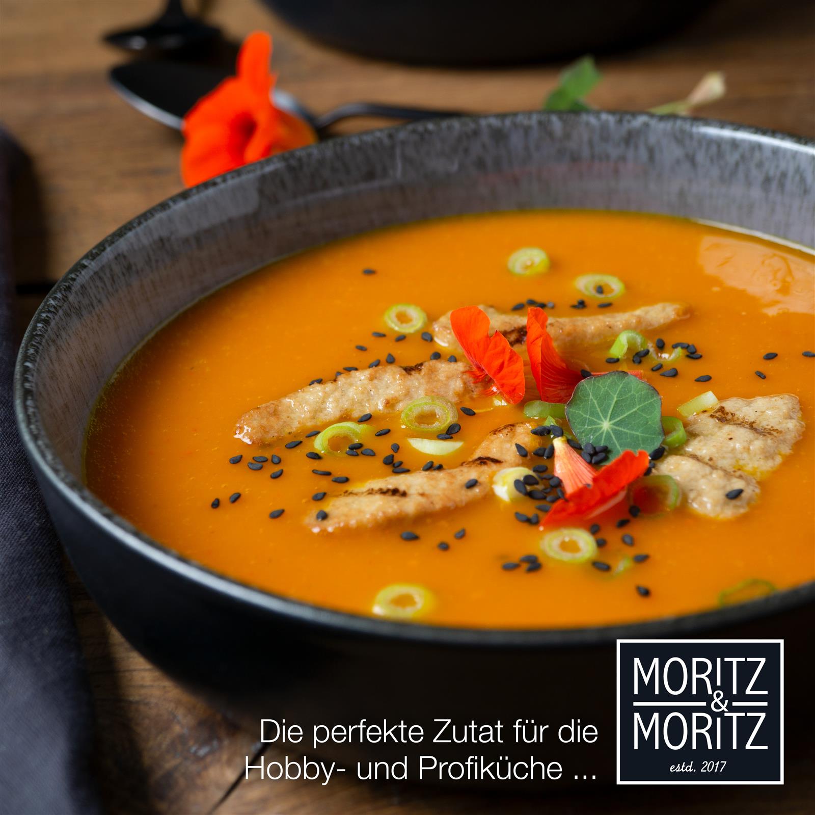 Tellerset in Anthrazit, 6-teiliges Gourmet Suppenteller-Set in Anthrazit, angerichtet auf einem gedeckten Tisch
