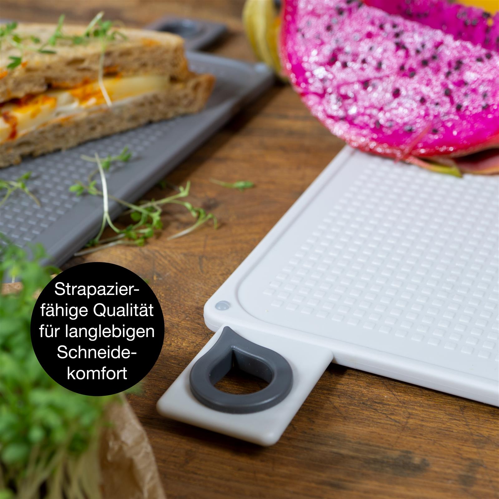 Schneidebretter mit Ständer aus Holz in Dunkelbraun – Platzsparendes Küchenzubehör Set Vier unterschiedlich große Schneidebretter aus dunklem Holz stehen in einem passenden Holzständer auf einer Küchenarbeitsplatte; modernes Design, hochwertige Verarbeitung und platzsparende Aufbewahrung – ideal für stilbewusstes Kochen.