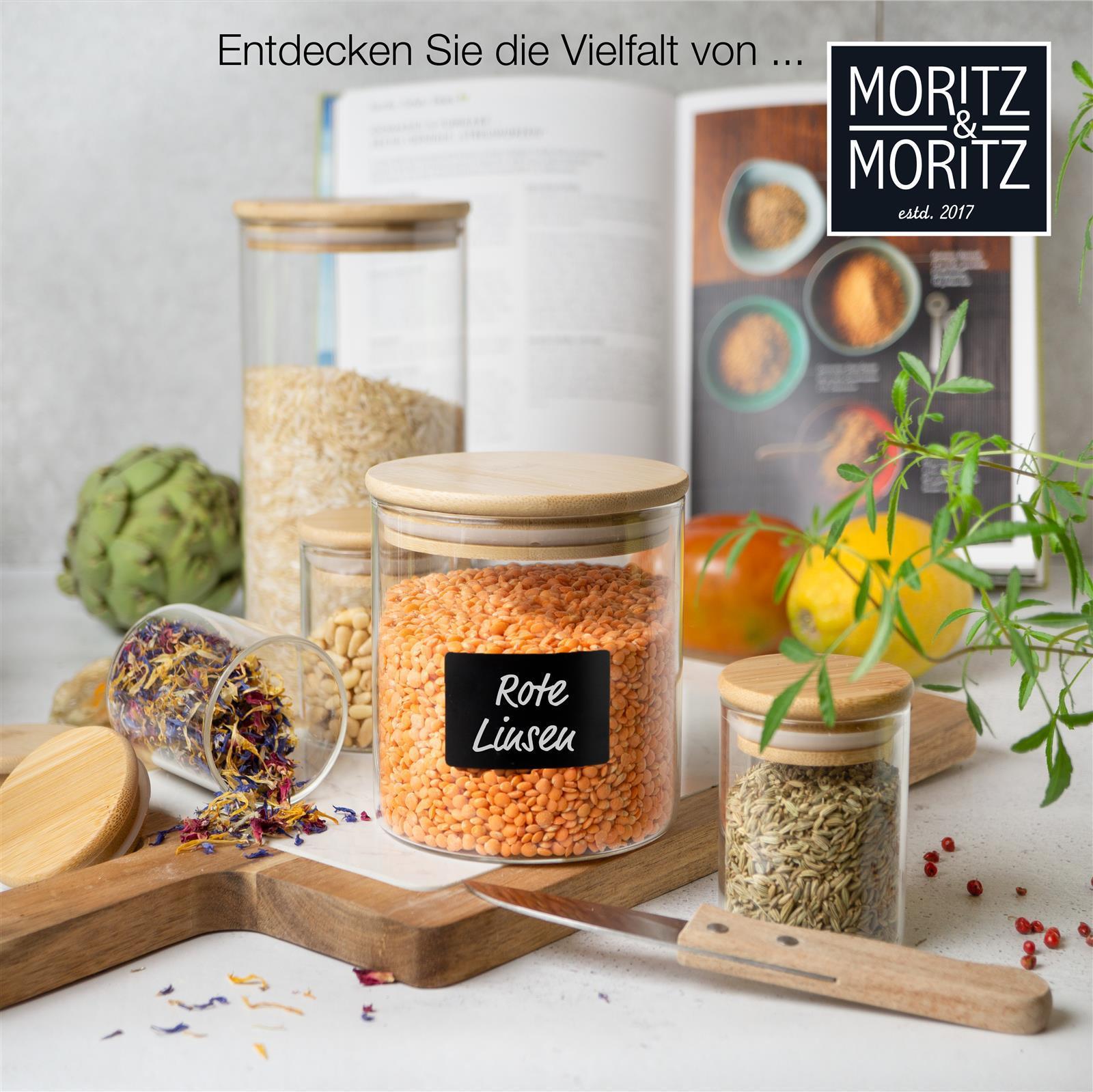 Glas in Grün, Gewürzgläser mit Kräutern und Gewürzen auf Holzuntergrund
