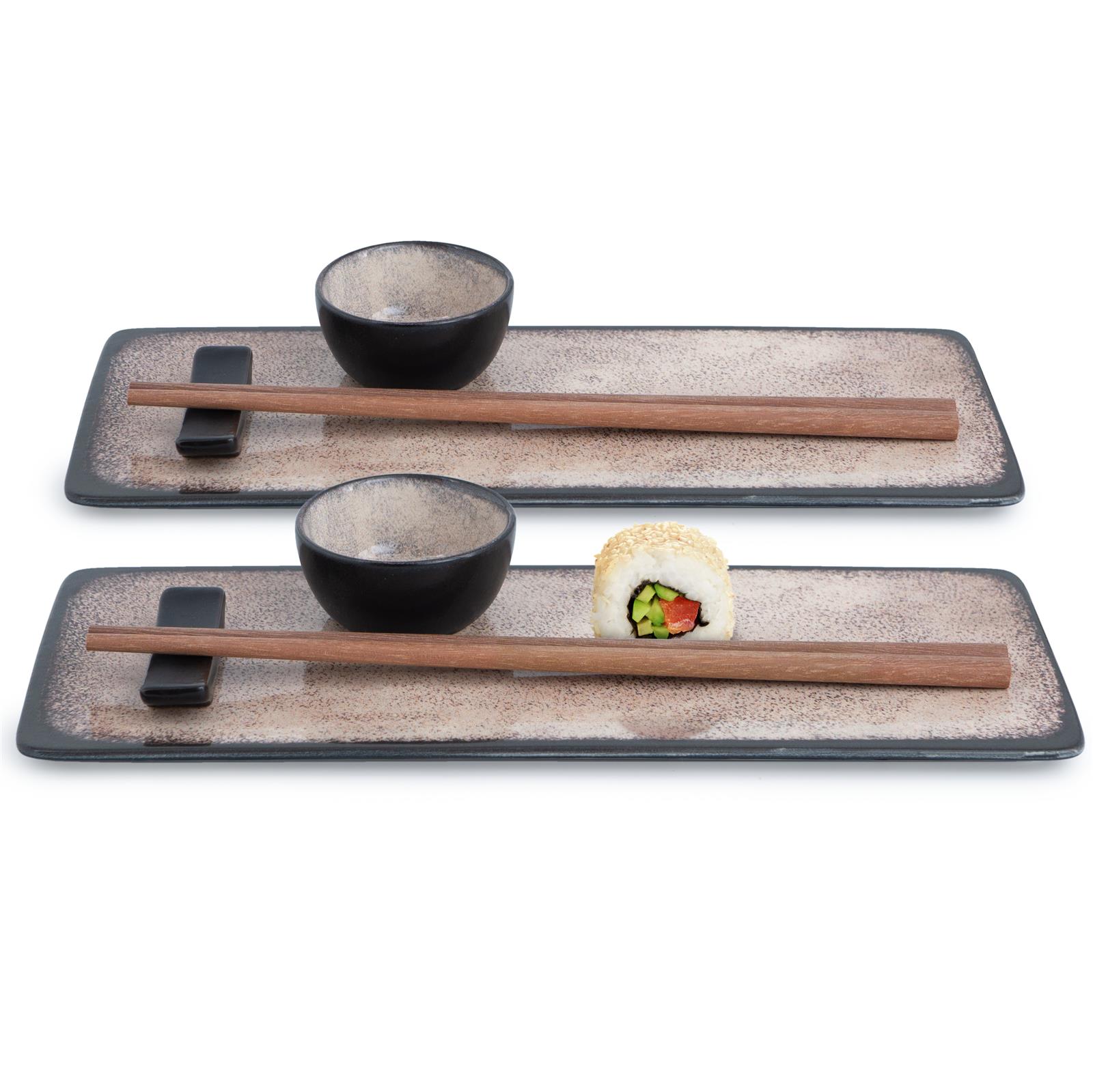 10-teiliges Sushi Set aus Keramik in Beige mit Stäbchen und Schälchen – Moritz & Moritz Gourmet Set Beigefarbenes, zehnteiliges Sushi-Set mit zwei rechteckigen Tellern, zwei Sojasaucenschälchen, zwei kleinen Schälchen, zwei Paar Holzstäbchen und zwei Stäbchenhaltern, ordentlich auf einer hellen Oberfläche arrangiert.