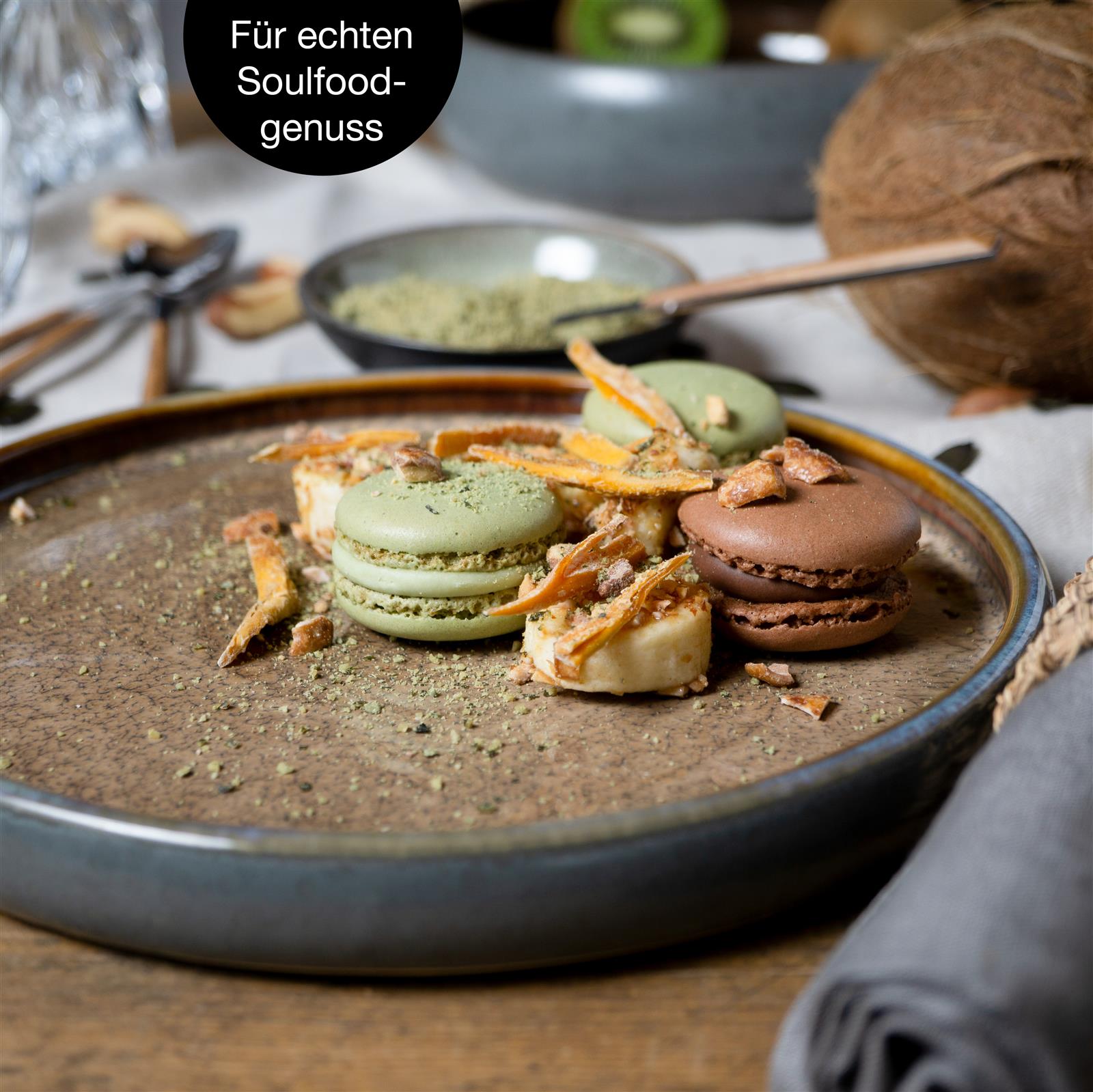 Beigefarbenes Geschirrset bestehend aus Tellern, Schüsseln und Tassen, auf einem Holztisch arrangiert