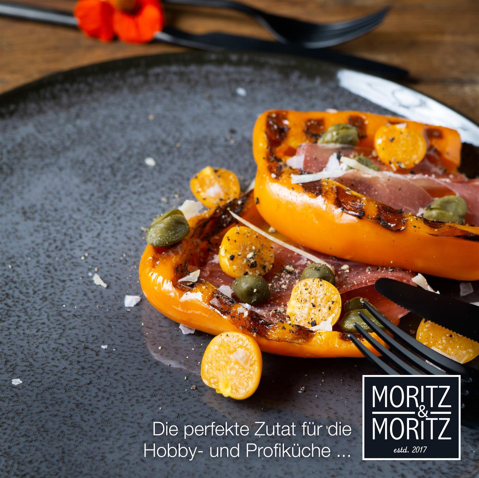 Tellerset in Anthrazit, Anthrazitfarbenes 18-teiliges Gourmetteller-Set, auf Holzuntergrund präsentiert