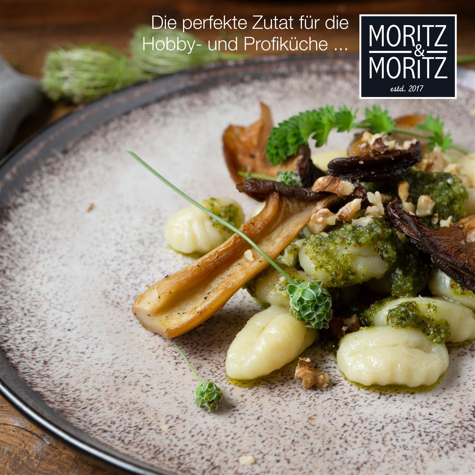 Tellerset in Beige, Sechs beige Gourmet-Dinnerteller aus Keramik, Design, symmetrisch auf einem hellen Untergrund arrangiert