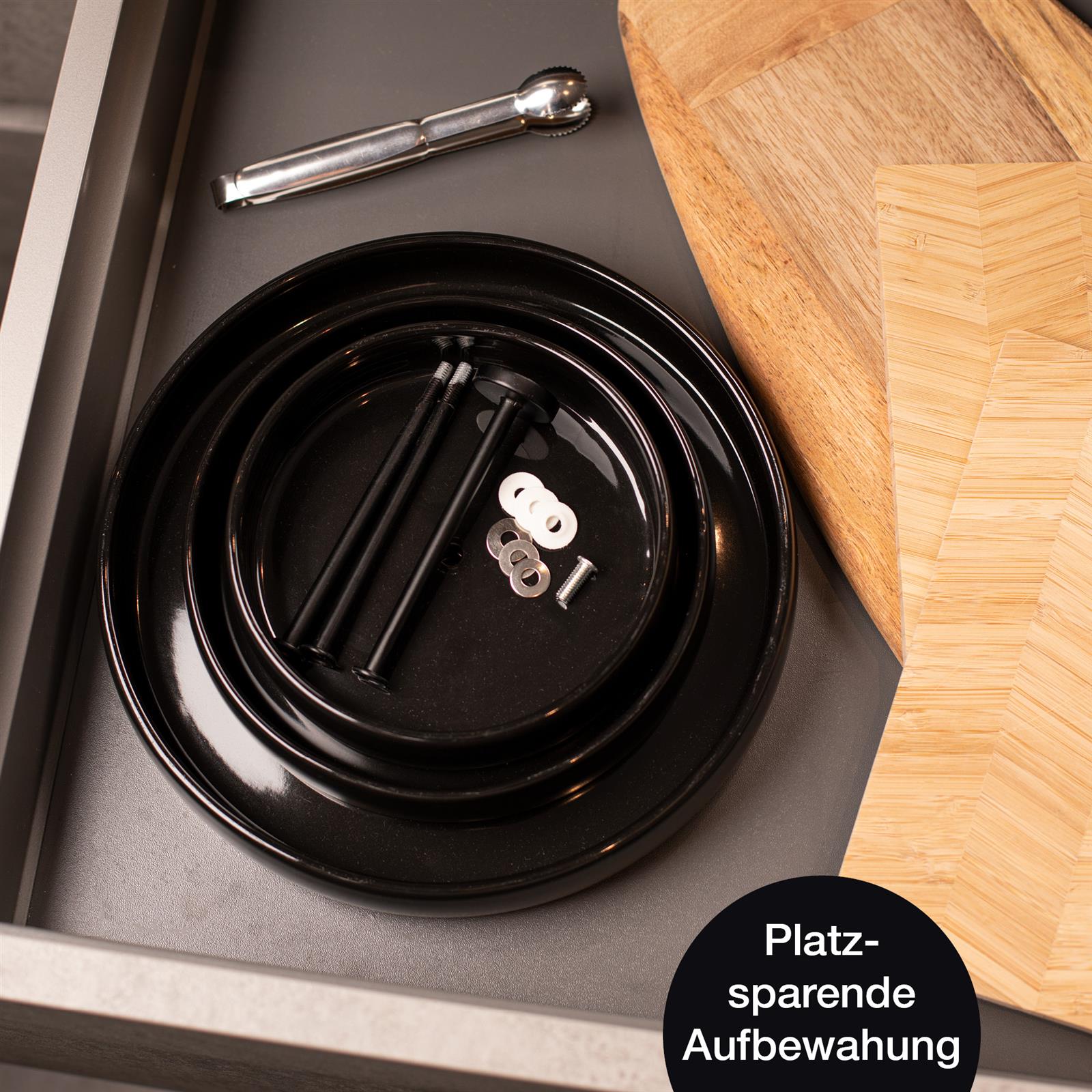 Runde schwarze Etagere aus Steingut mit Design, vor weißem Hintergrund